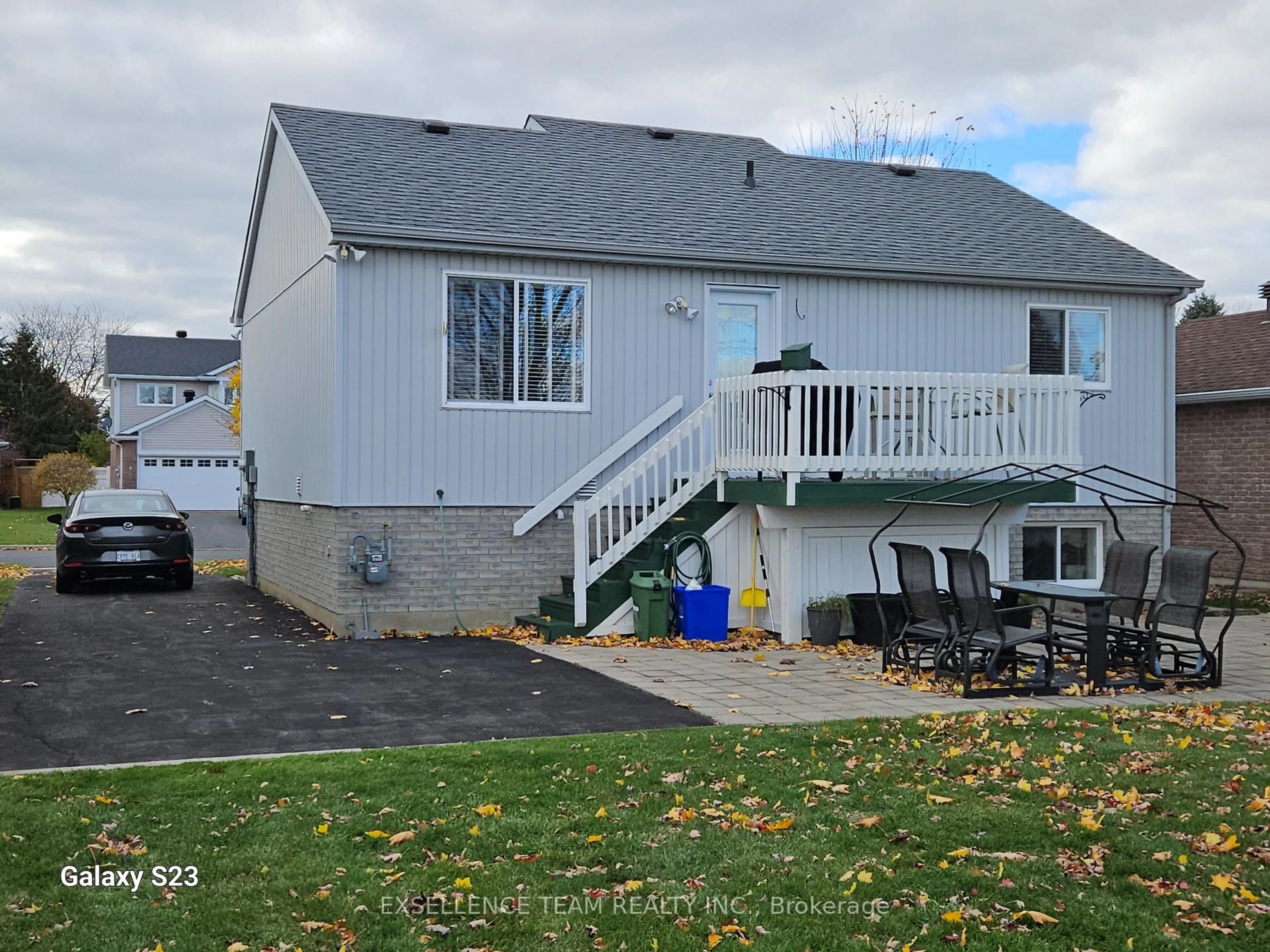 Home with vinyl exterior material, unknown for 2033 Concorde St, Cornwall Ontario K6H 6M3