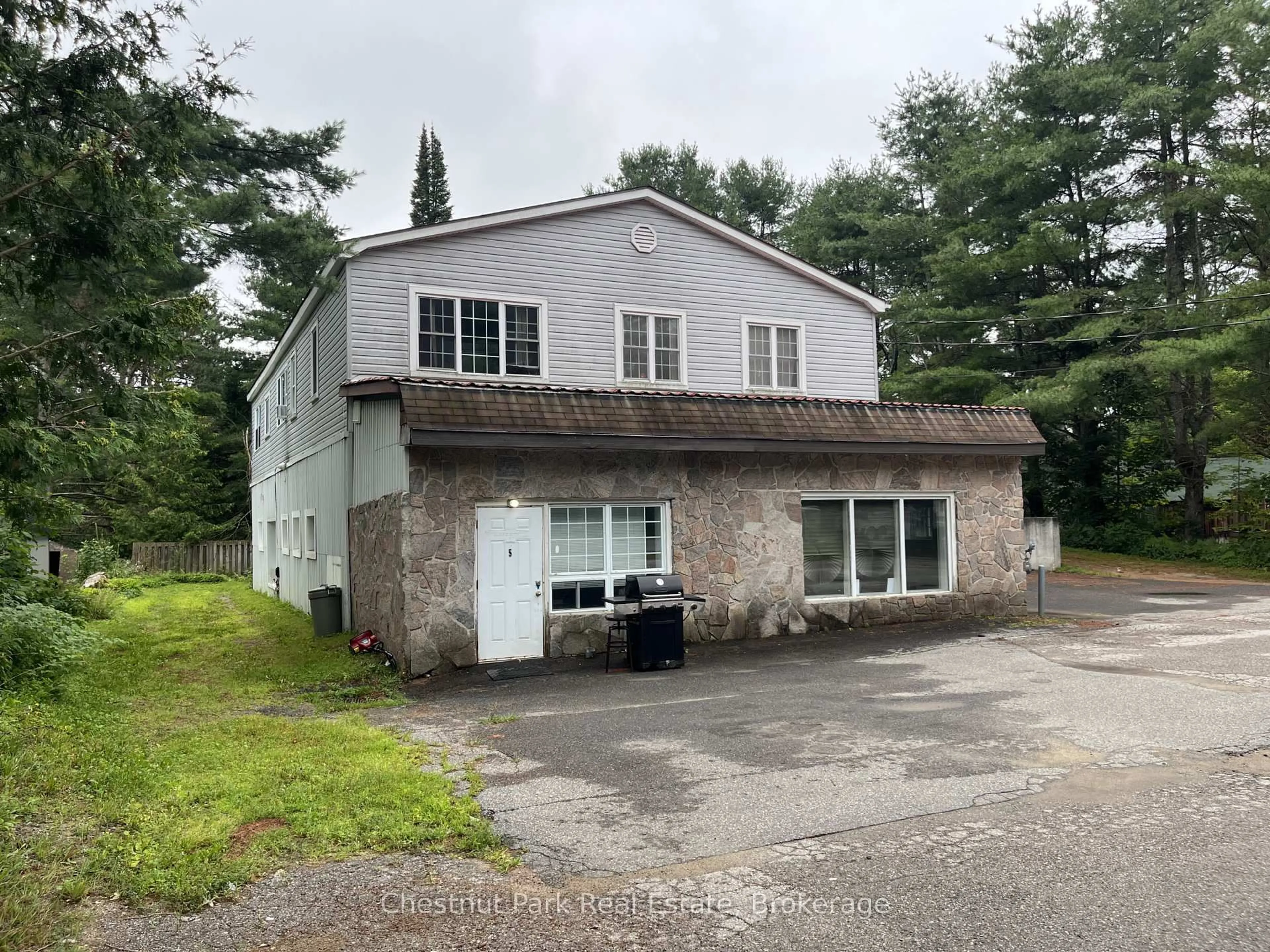 A pic from outside/outdoor area/front of a property/back of a property/a pic from drone, building for 368 Manitoba St, Bracebridge Ontario P1L 2C7