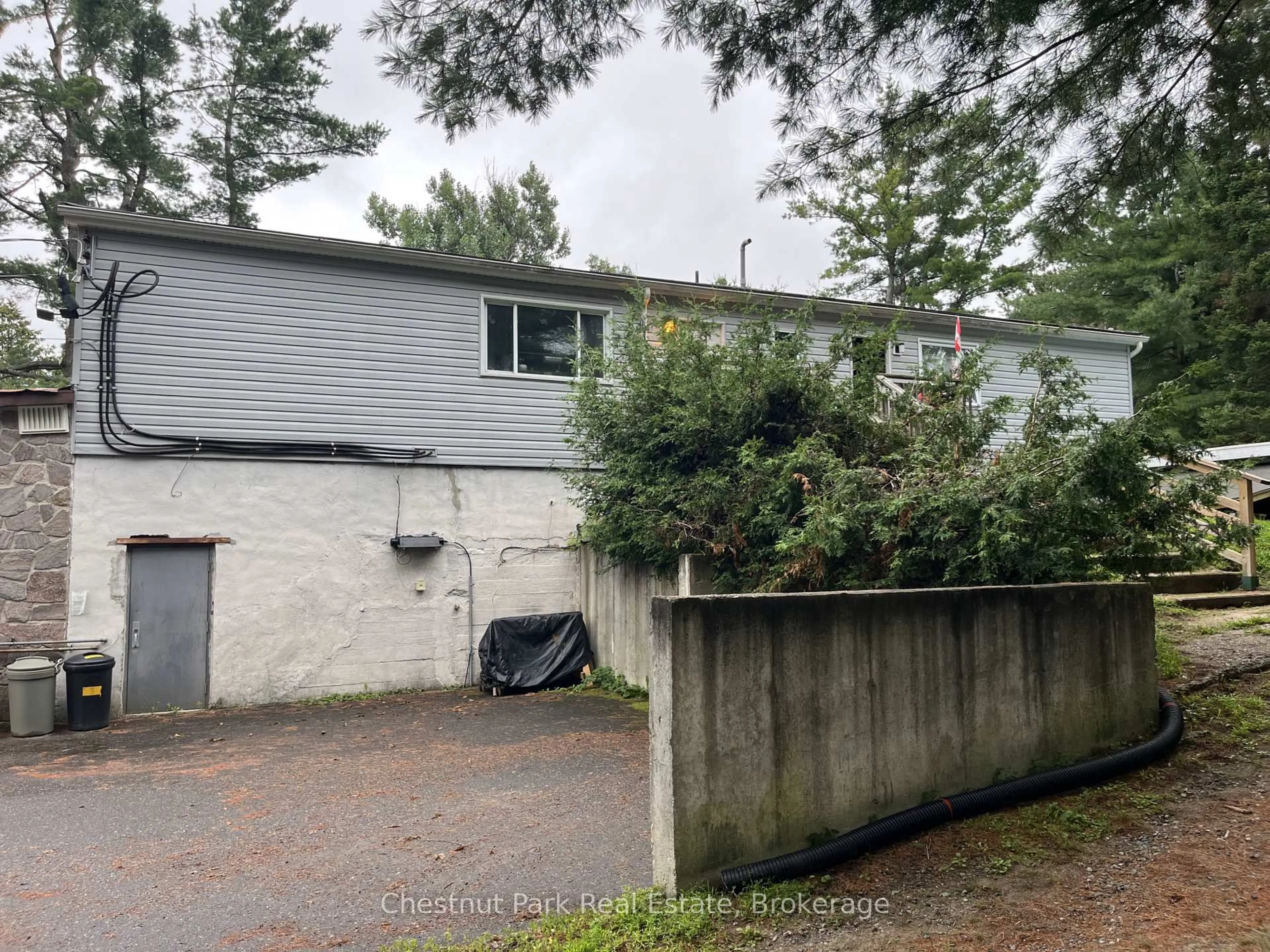A pic from outside/outdoor area/front of a property/back of a property/a pic from drone, street for 368 Manitoba St, Bracebridge Ontario P1L 2C7