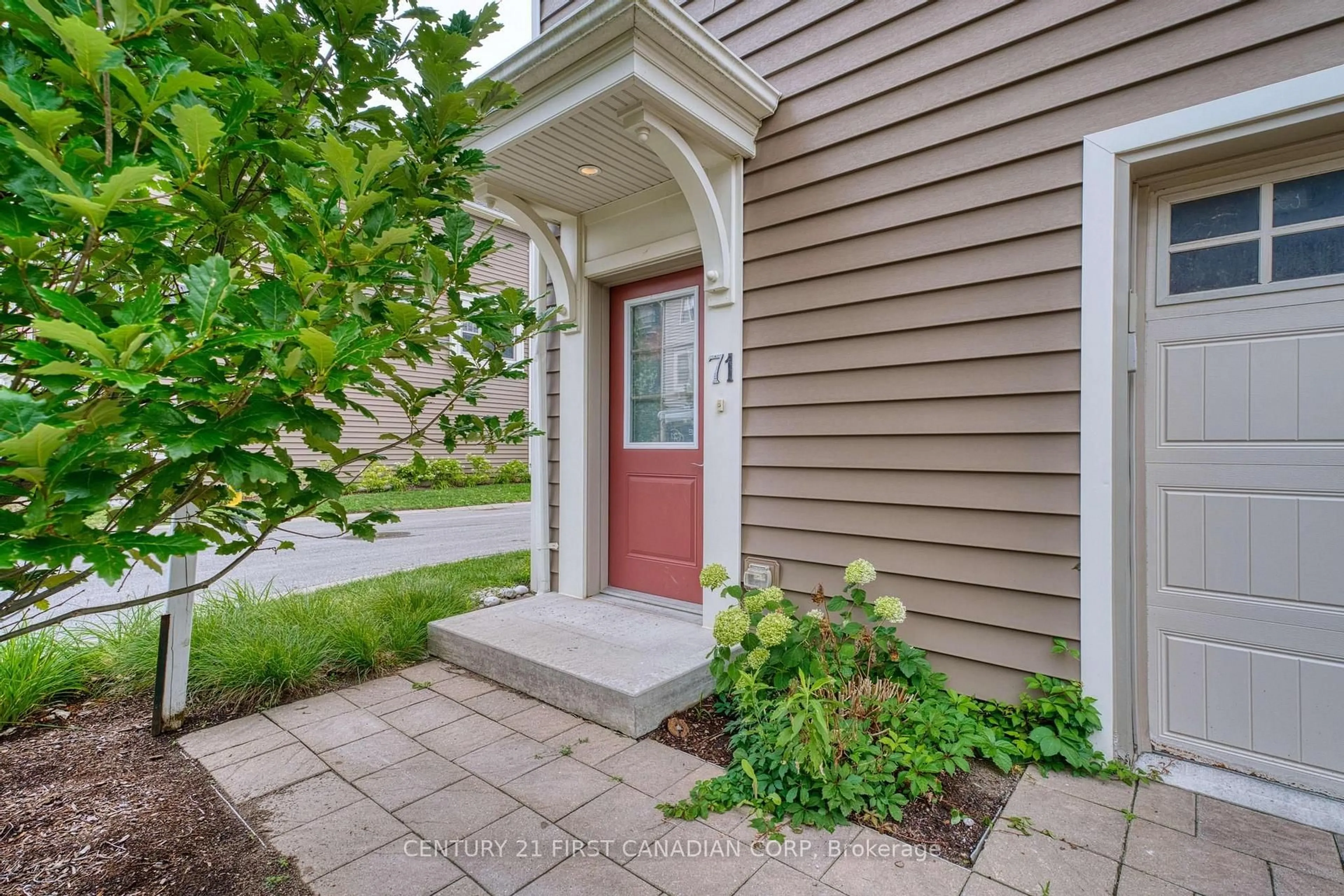 Indoor entryway for 1040 CORONATION Dr #71, London North Ontario N6G 0R8