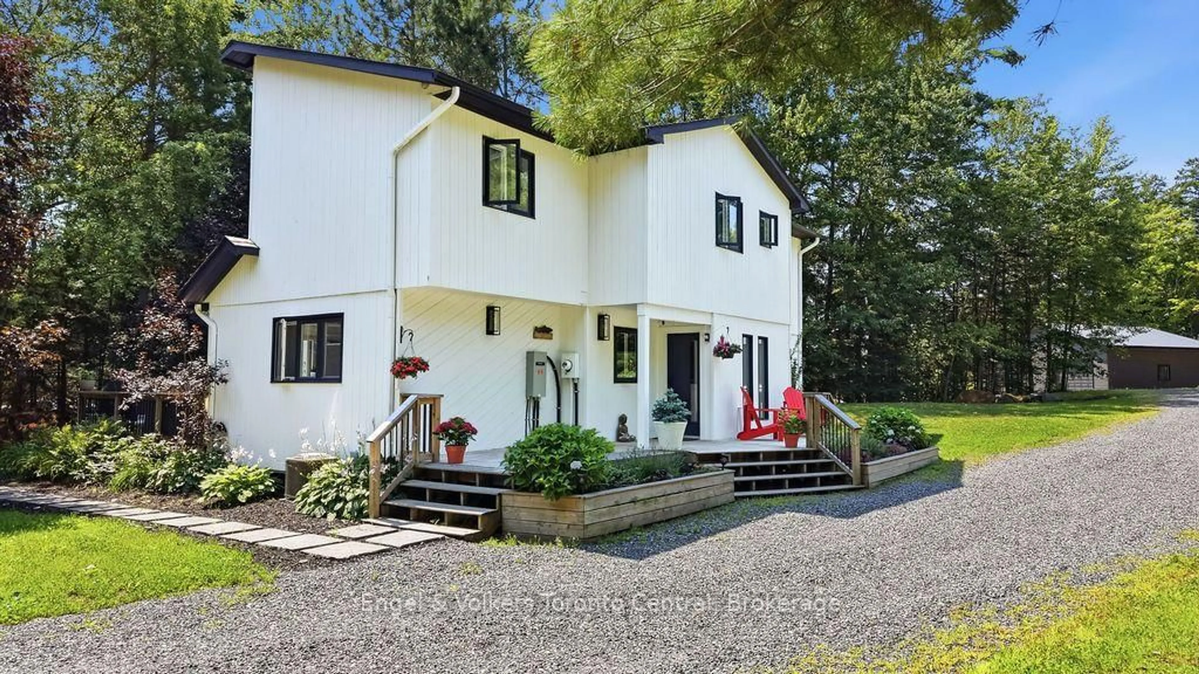 Patio, street for 8 Bartlett Dr, Seguin Ontario P2A 2W8