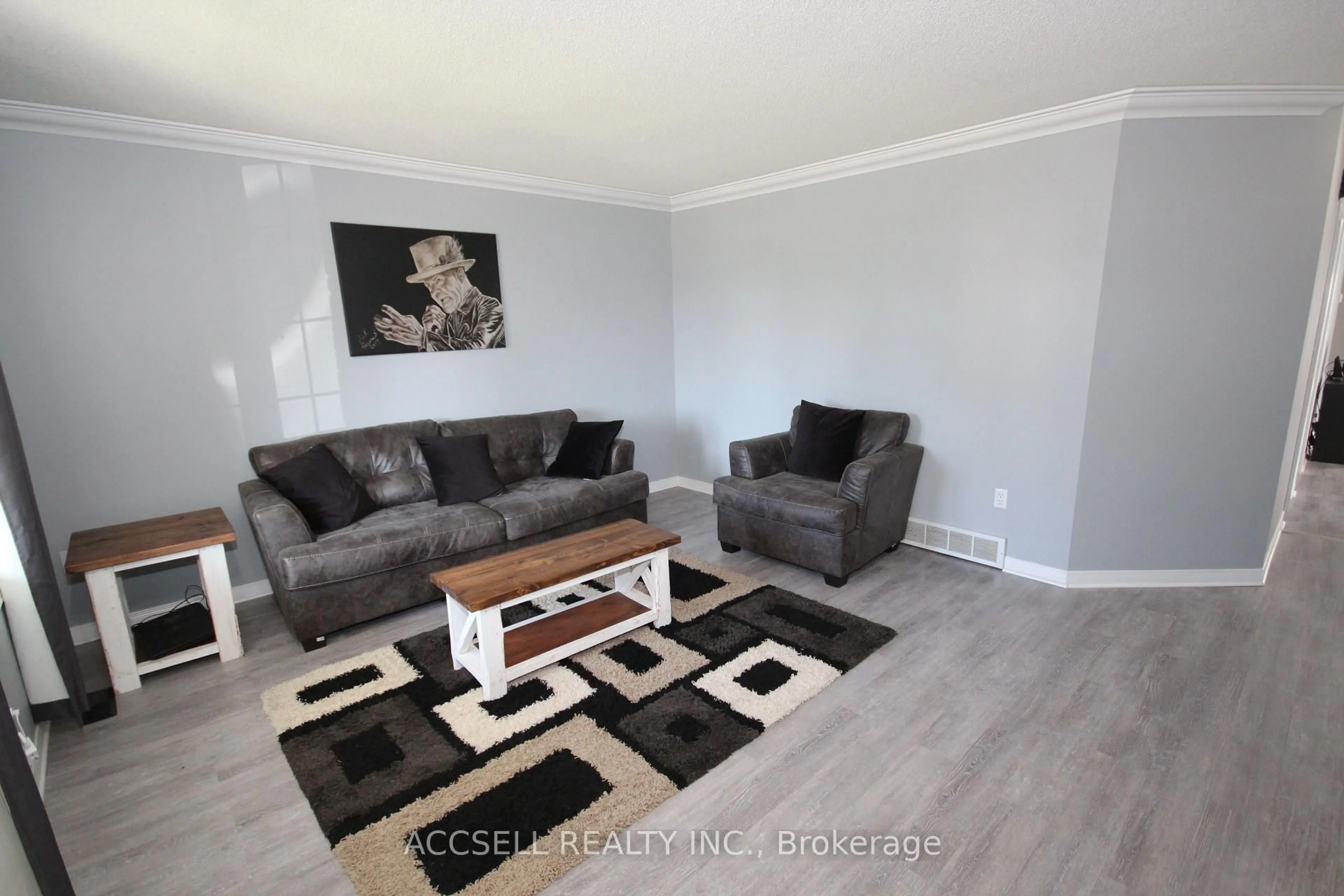 Living room with furniture, wood/laminate floor for 635 Highview Dr, St. Thomas Ontario N5R 5E7