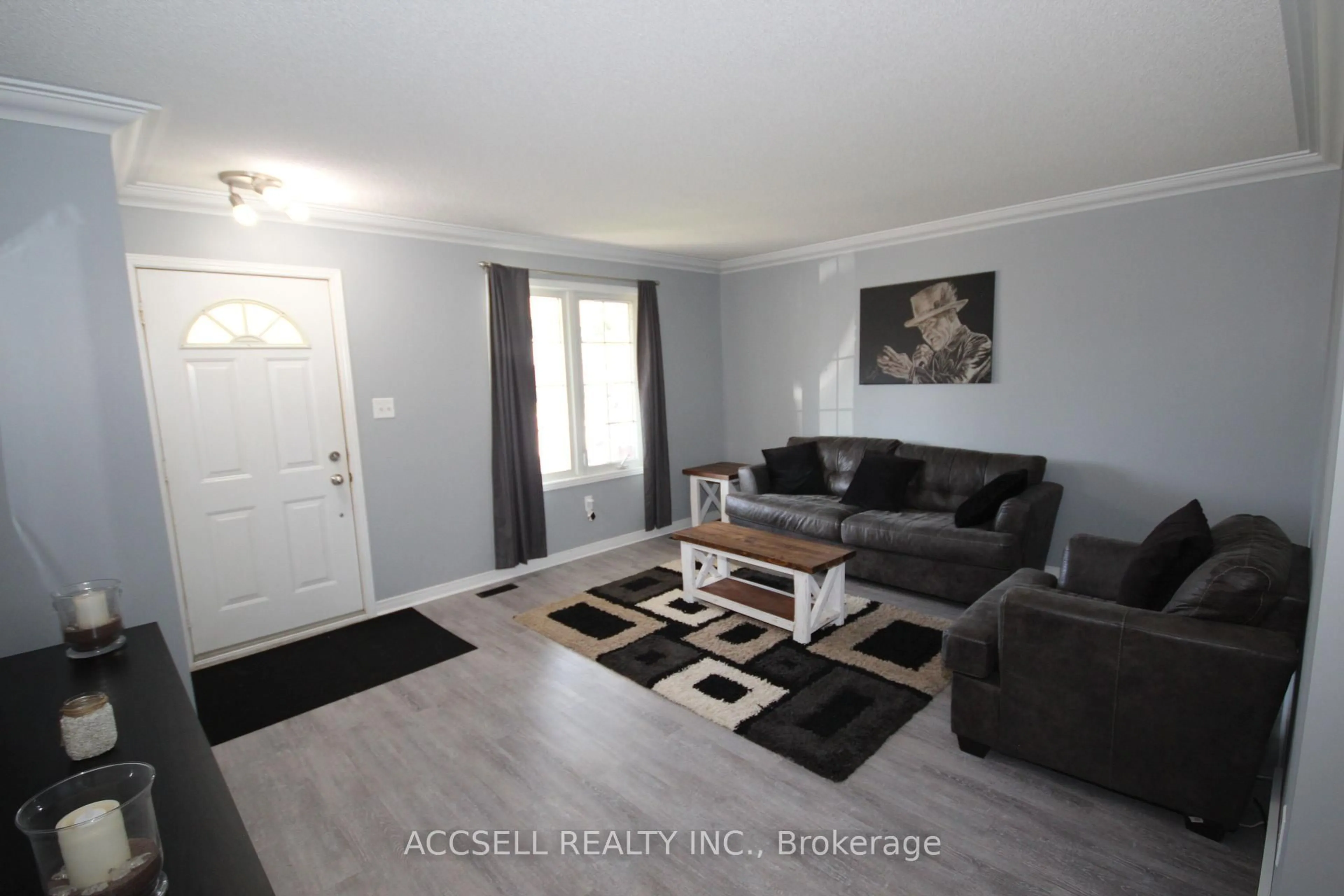 Living room with furniture, wood/laminate floor for 635 Highview Dr, St. Thomas Ontario N5R 5E7