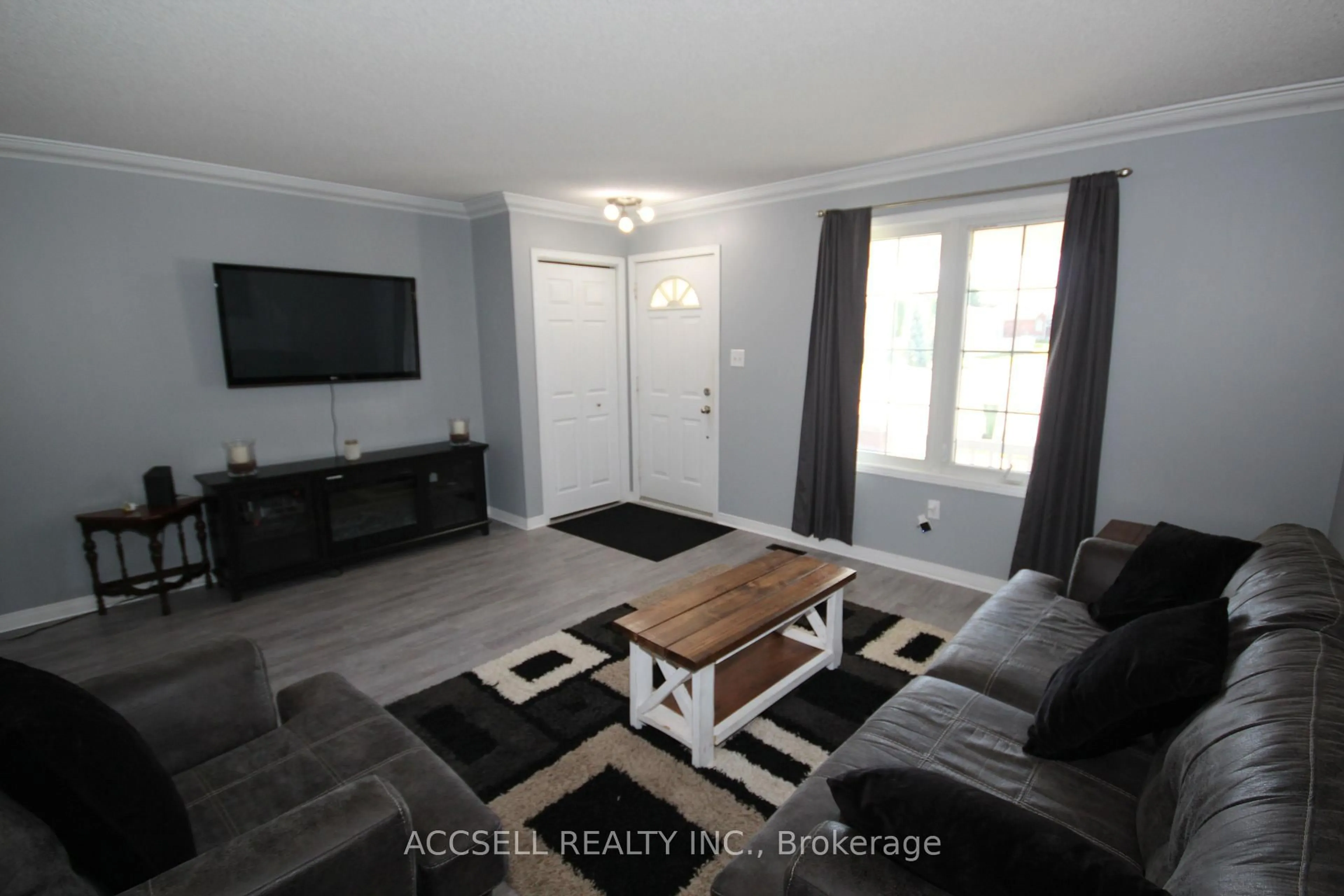 Living room with furniture, unknown for 635 Highview Dr, St. Thomas Ontario N5R 5E7