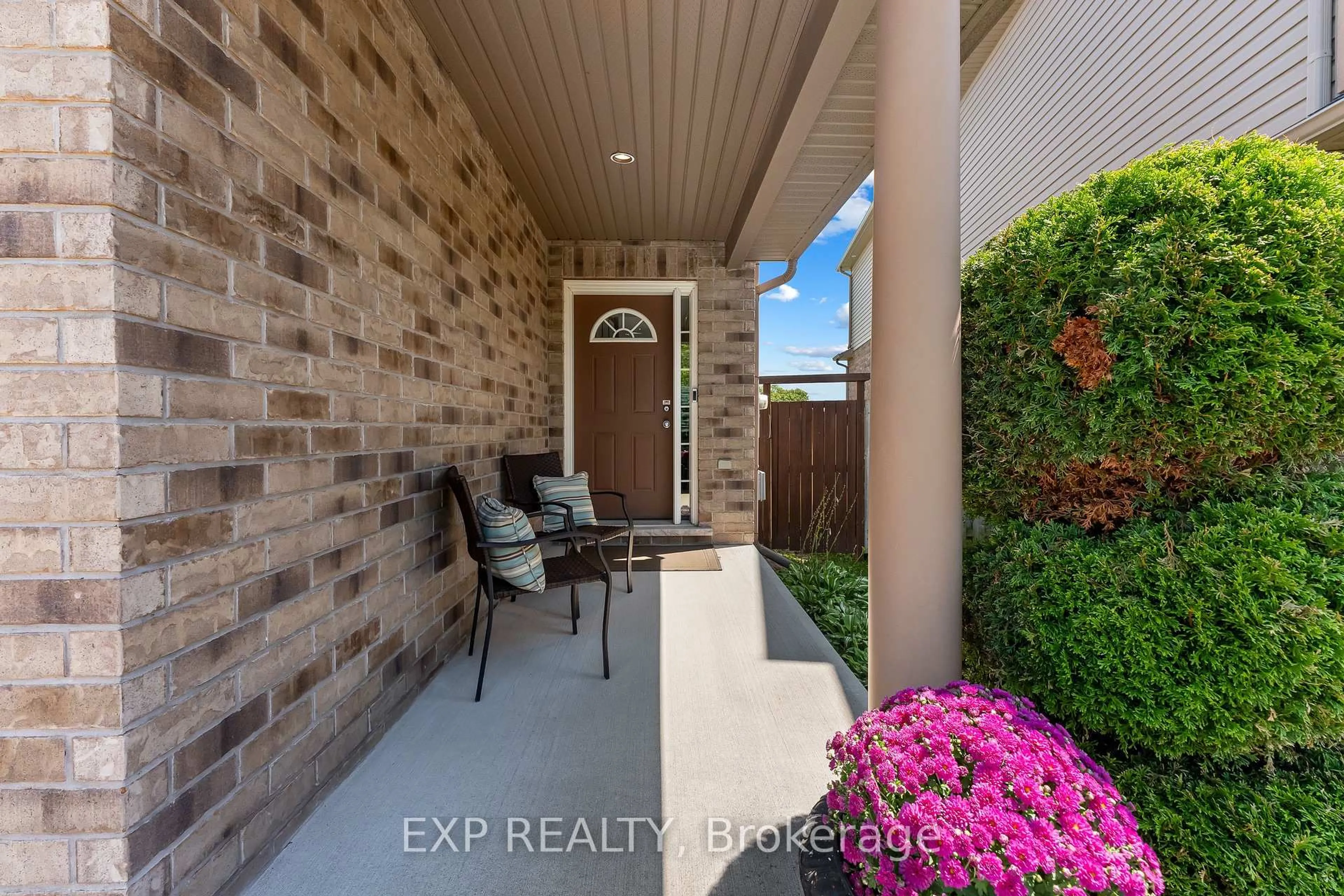 Indoor entryway for 6648 Mary Dr, Niagara Falls Ontario L2H 0B6