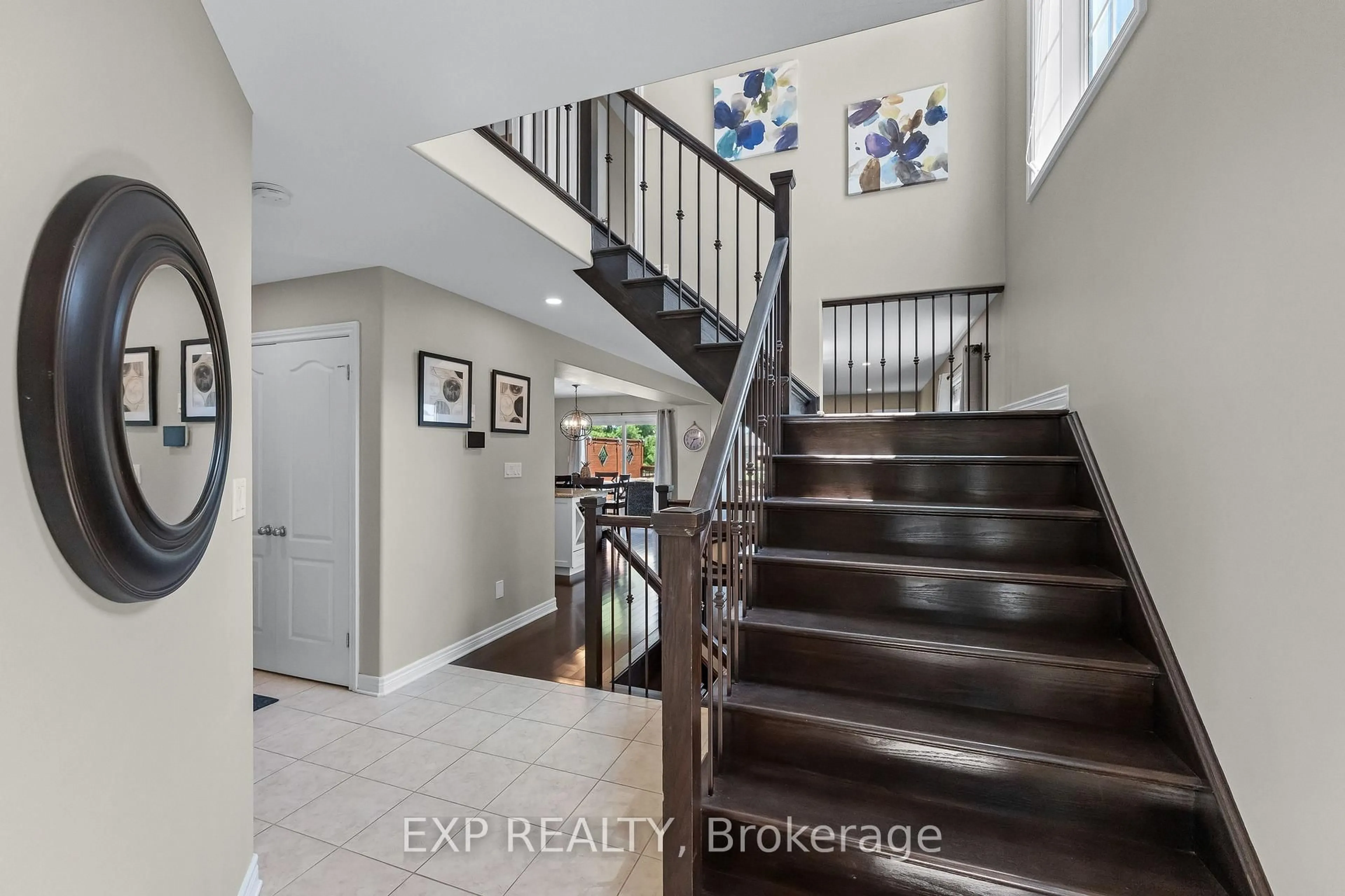 Indoor entryway for 6648 Mary Dr, Niagara Falls Ontario L2H 0B6