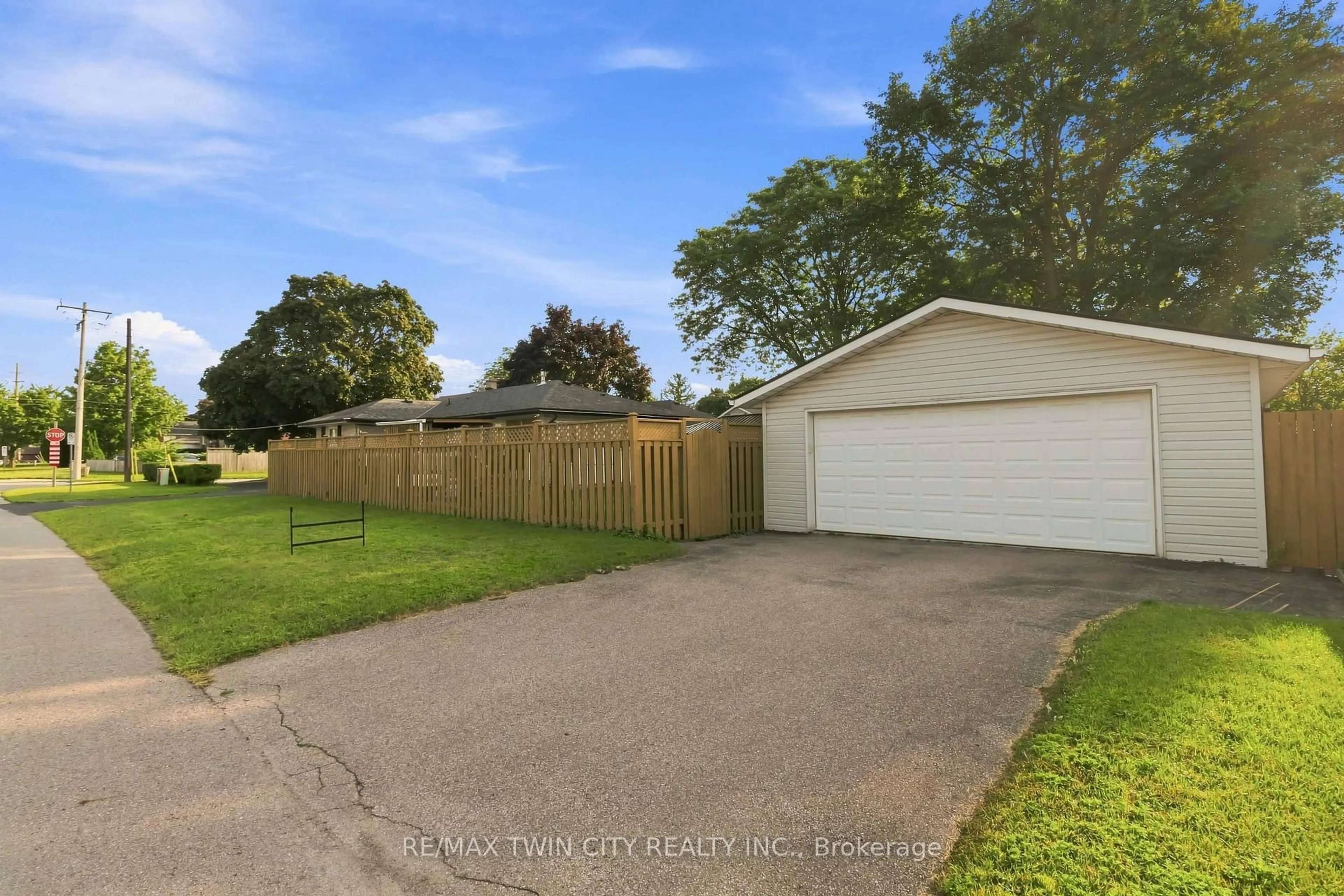 A pic from outside/outdoor area/front of a property/back of a property/a pic from drone, street for 46 Fairview Dr, Brantford Ontario N3R 2W7