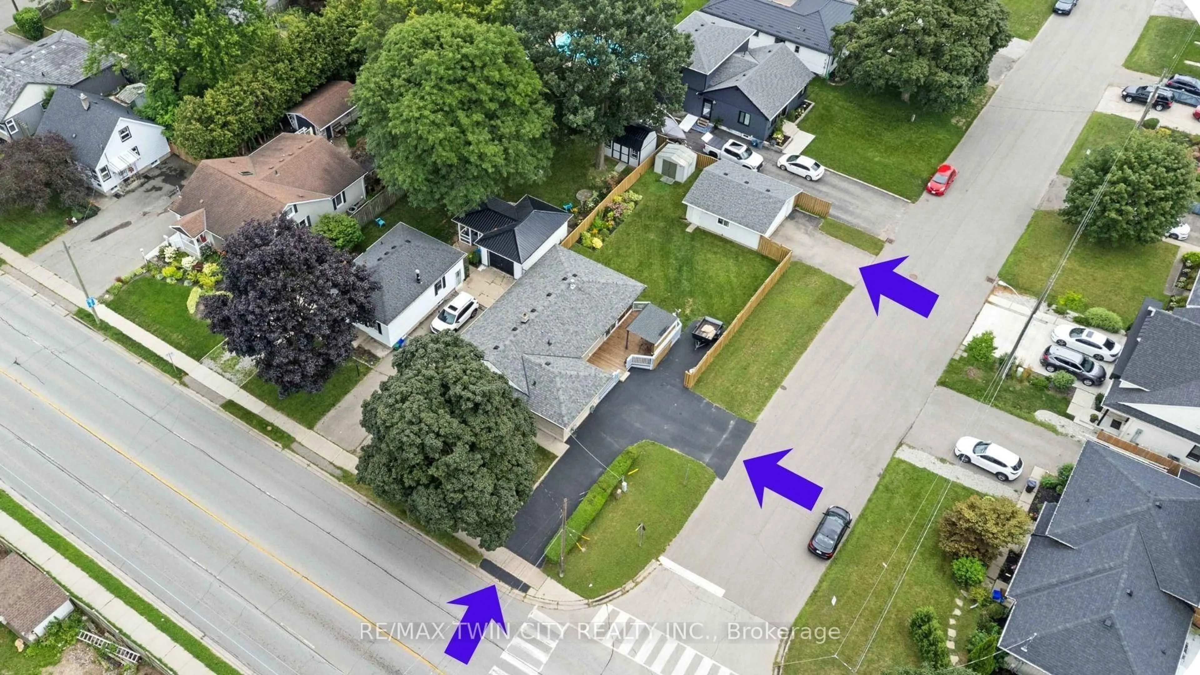 A pic from outside/outdoor area/front of a property/back of a property/a pic from drone, street for 46 Fairview Dr, Brantford Ontario N3R 2W7