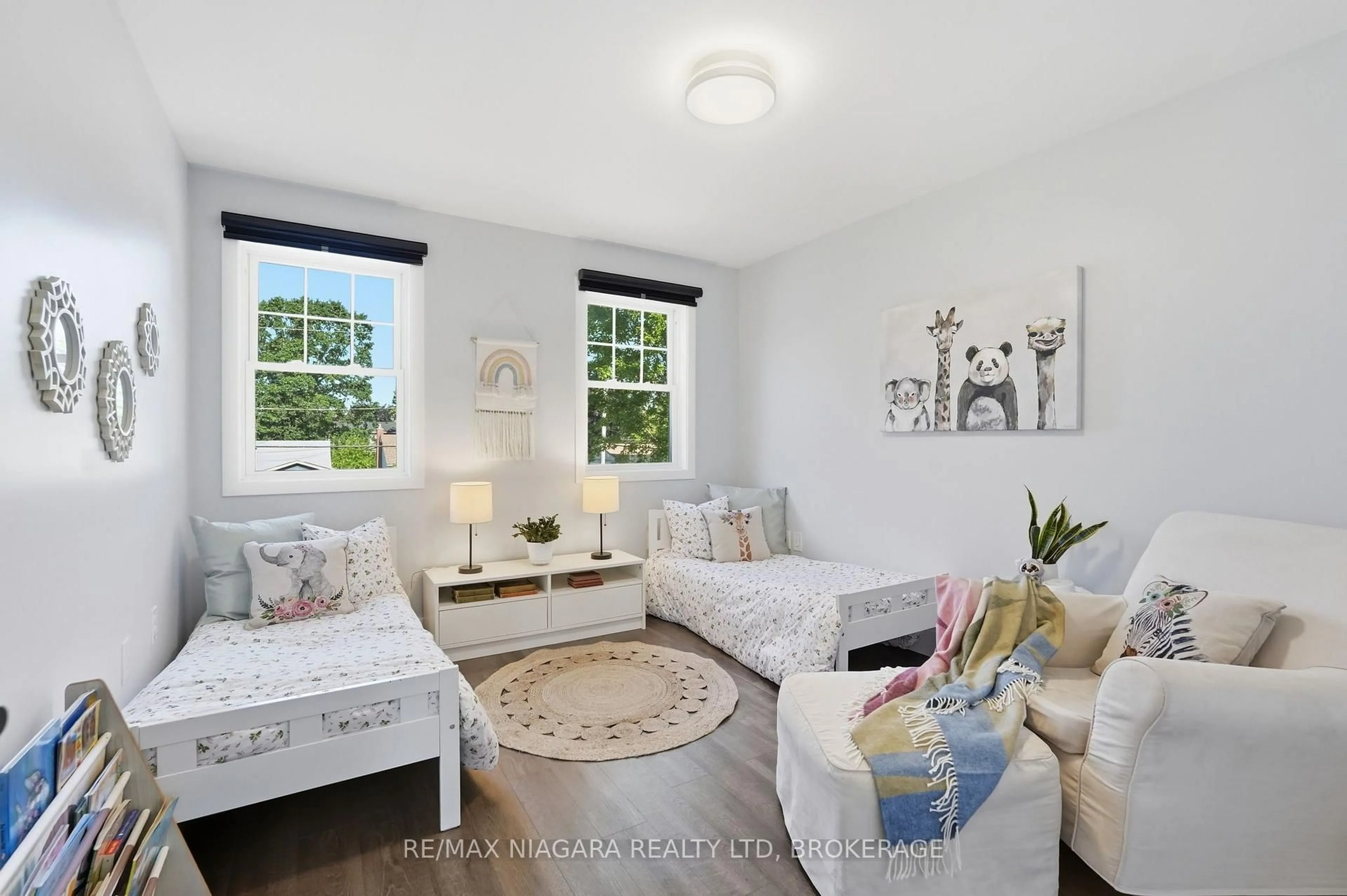 Living room with furniture, unknown for 12 Lakeview Ave, Grimsby Ontario L3M 3M1