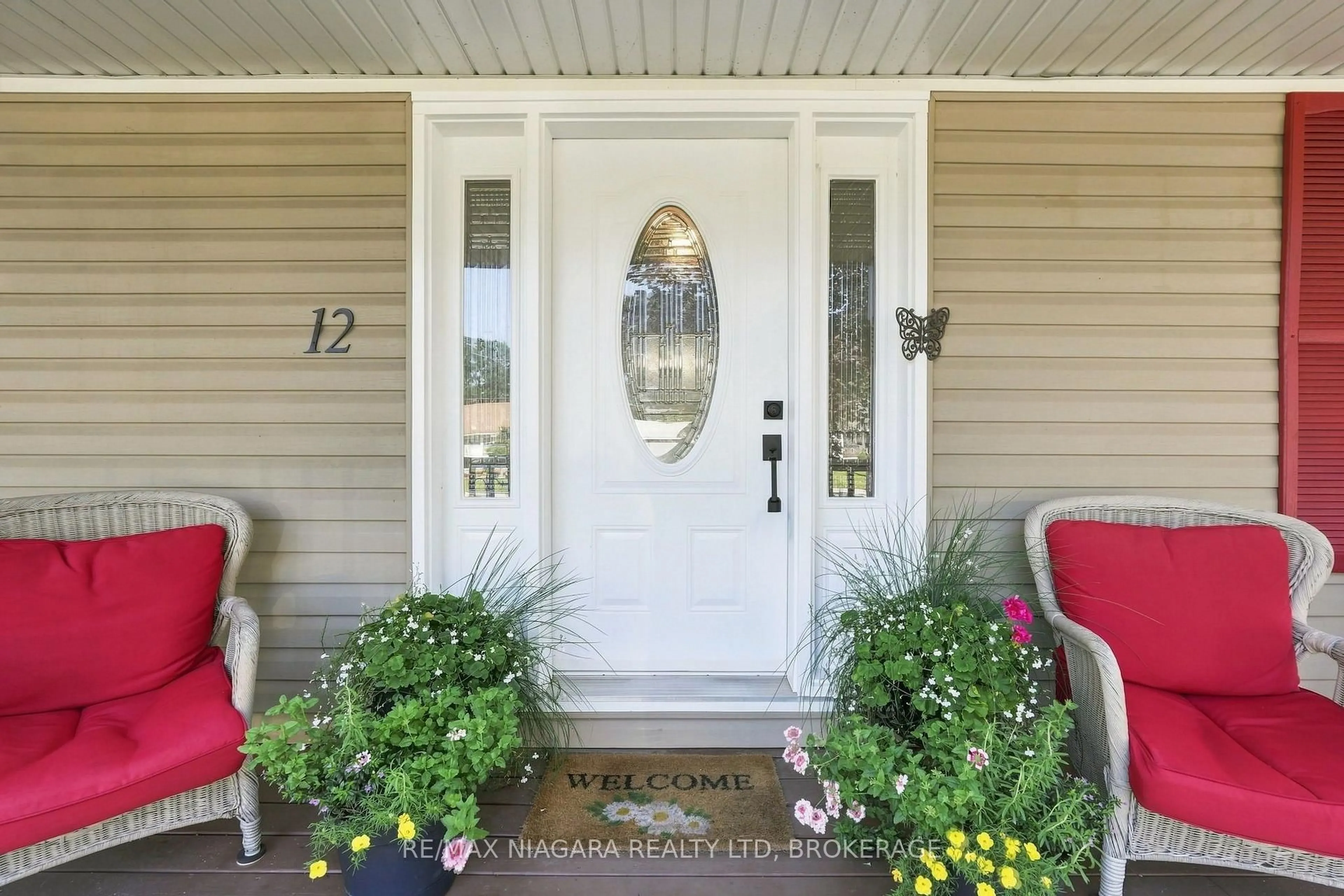 Indoor entryway for 12 Lakeview Ave, Grimsby Ontario L3M 3M1
