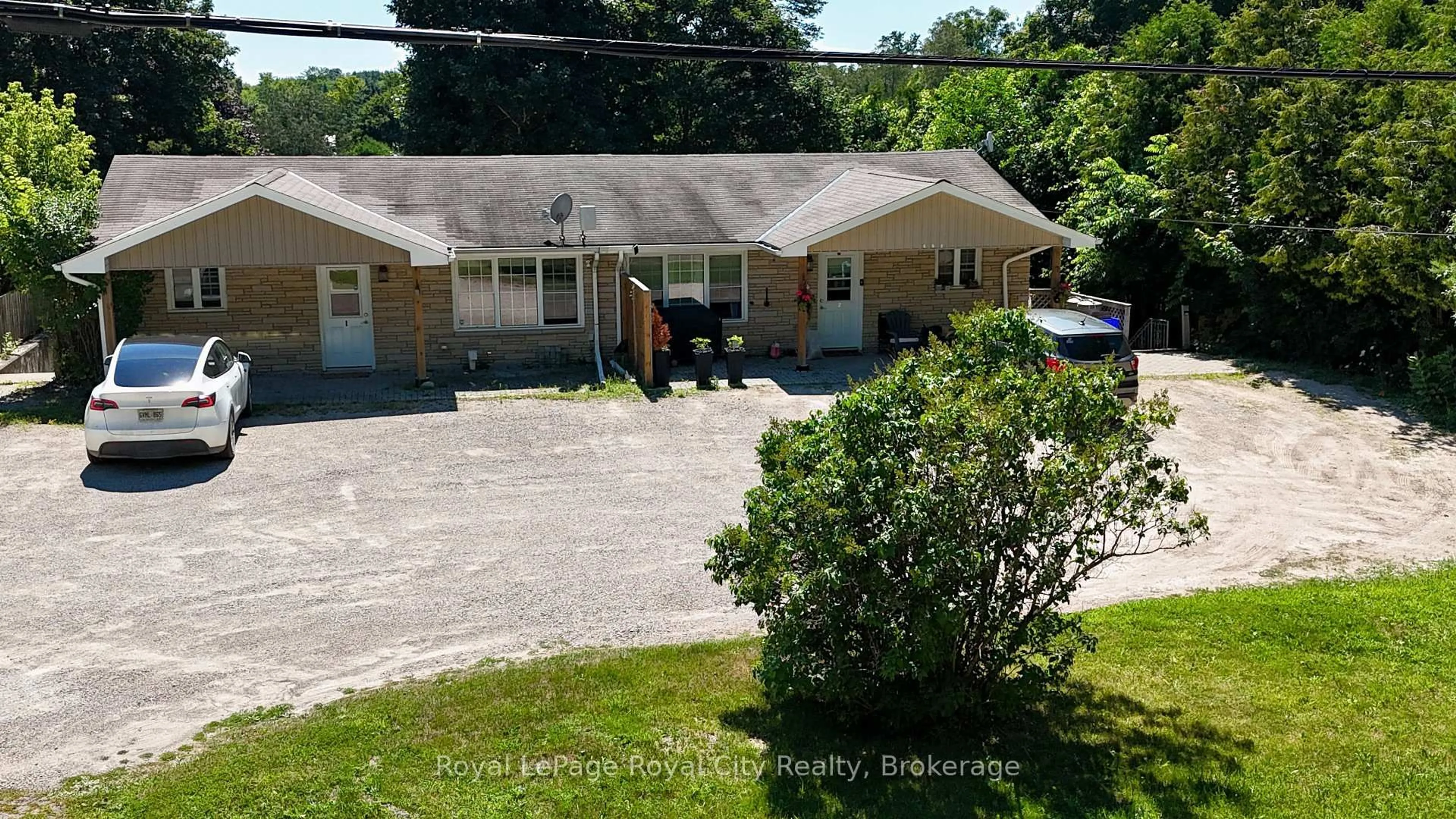 A pic from outside/outdoor area/front of a property/back of a property/a pic from drone, street for 405 Main St, Guelph/Eramosa Ontario N0B 2K0