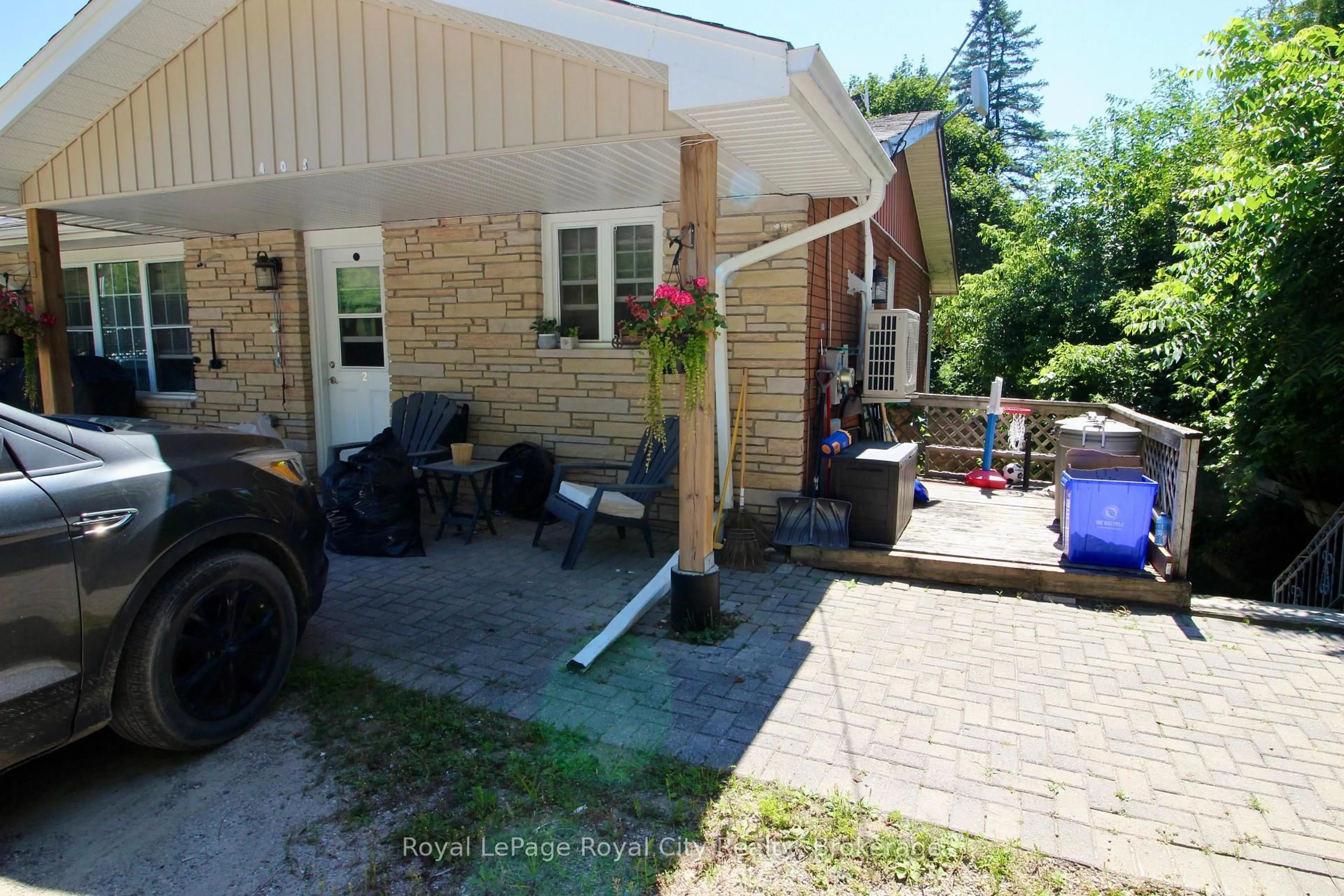 Patio, street for 405 Main St, Guelph/Eramosa Ontario N0B 2K0