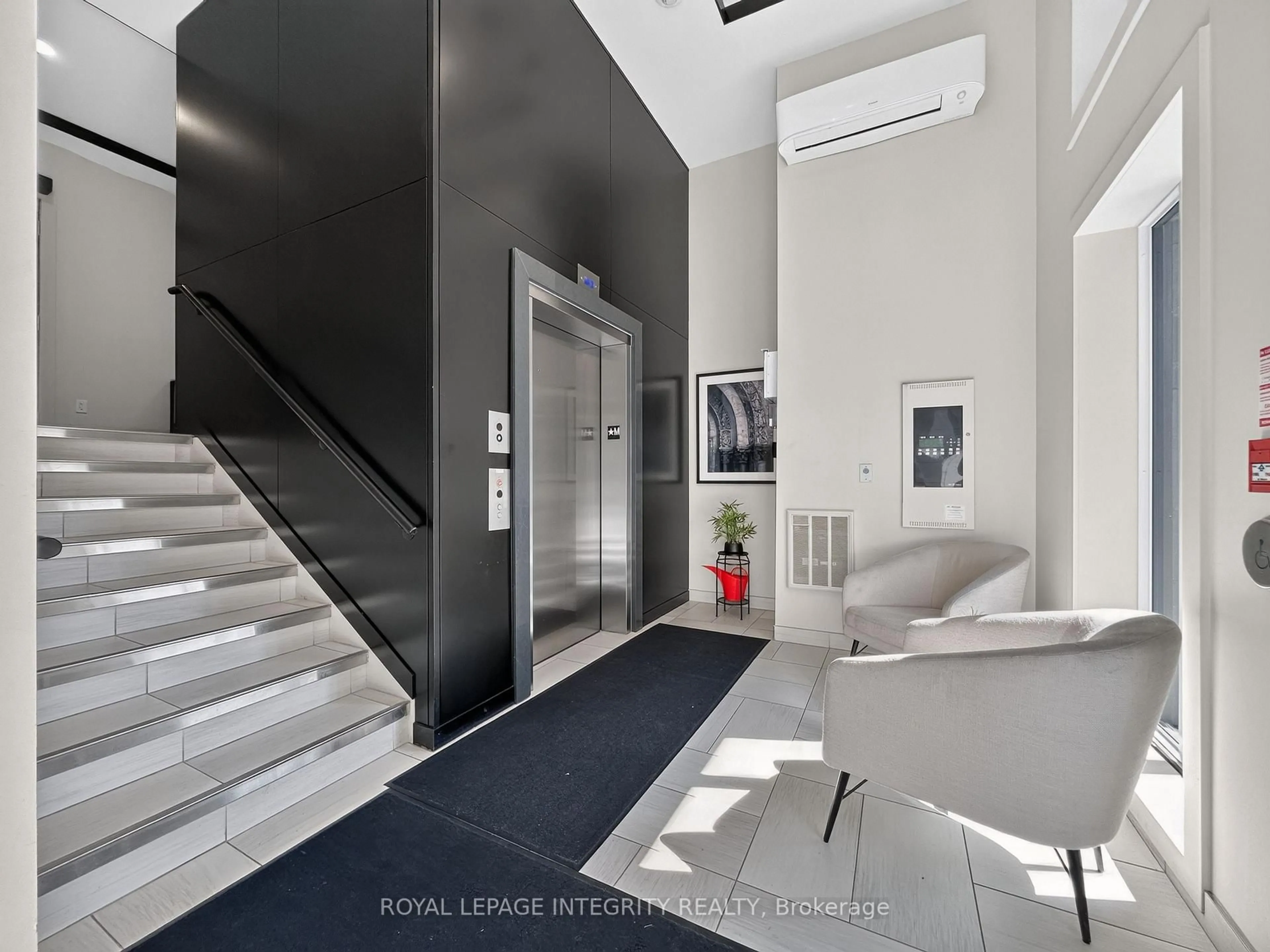 Indoor foyer for 100 Cortile Private #303, Ottawa Ontario K1V 2S8