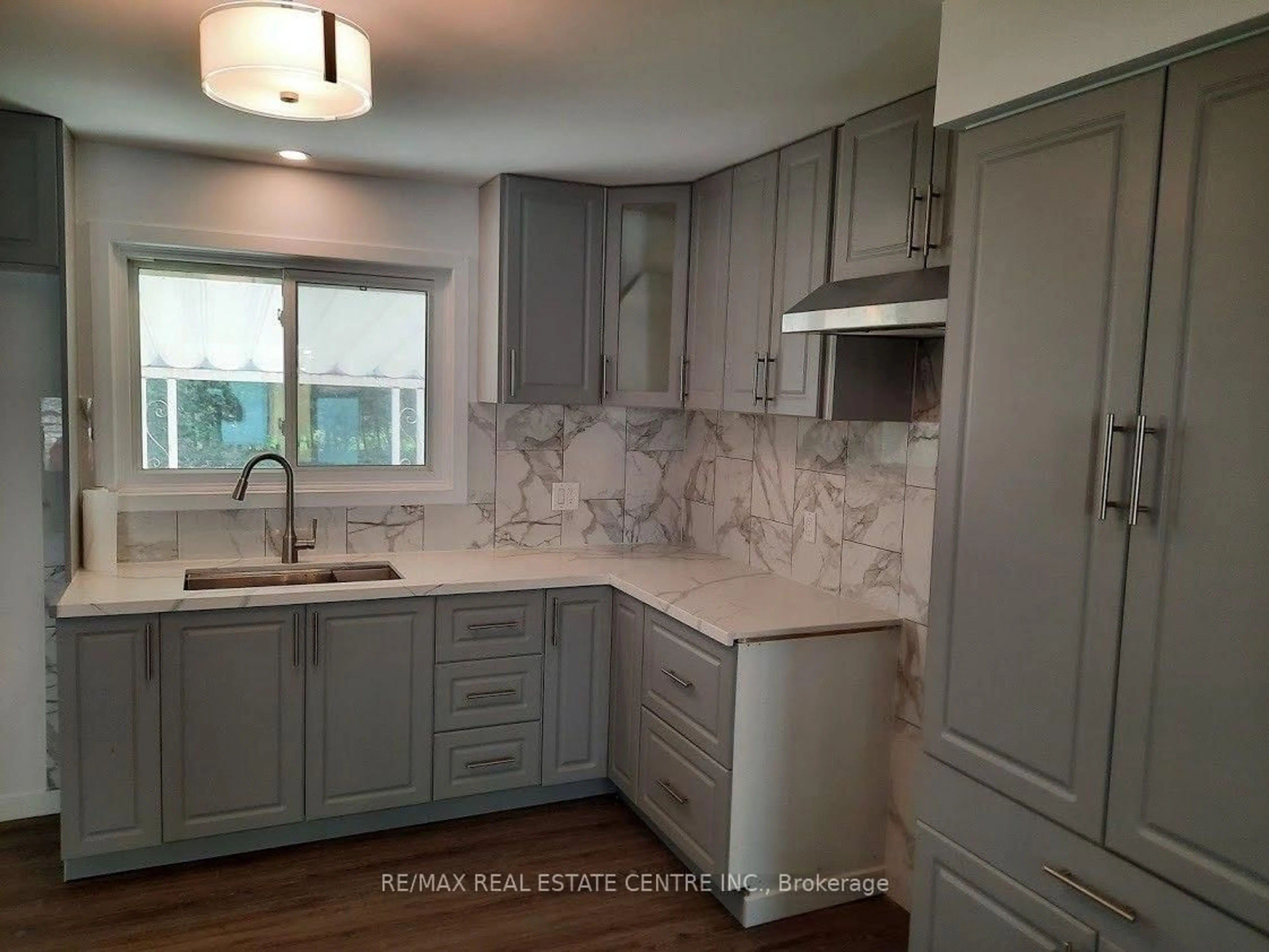Open concept kitchen, ceramic/tile floor for 391 Tamarack Dr, Waterloo Ontario N2L 4G7