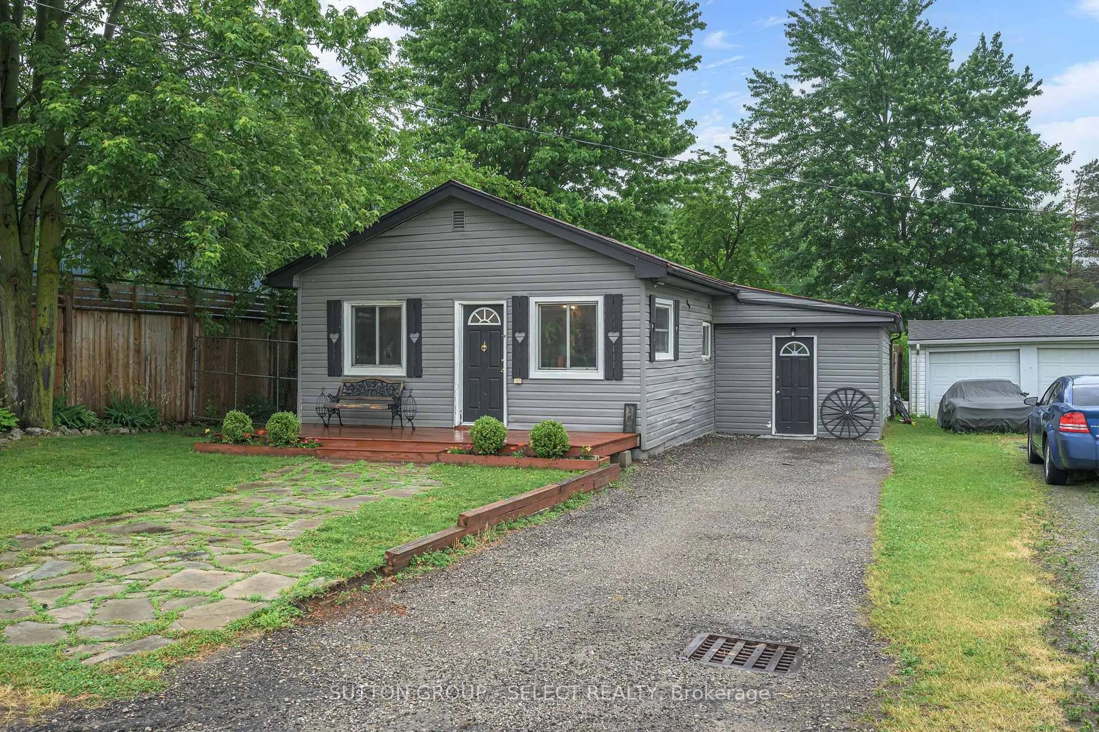 Home with vinyl exterior material, street for 152 Elm St, West Elgin Ontario N0L 2P0