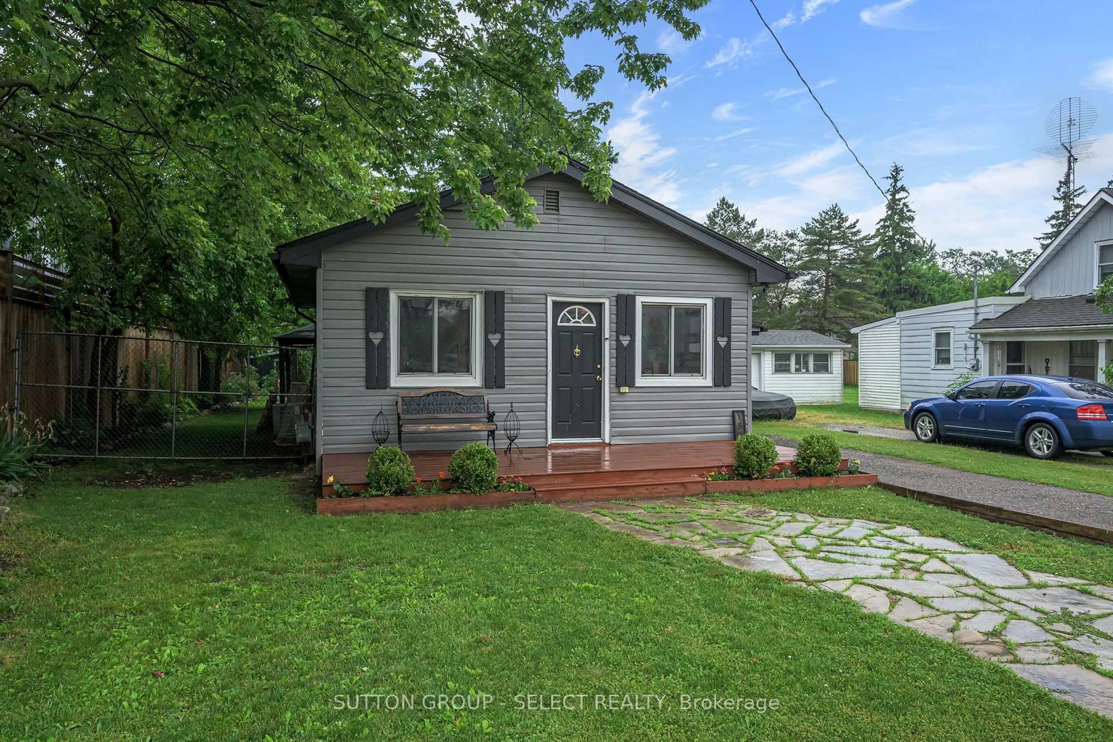Home with vinyl exterior material, street for 152 Elm St, West Elgin Ontario N0L 2P0