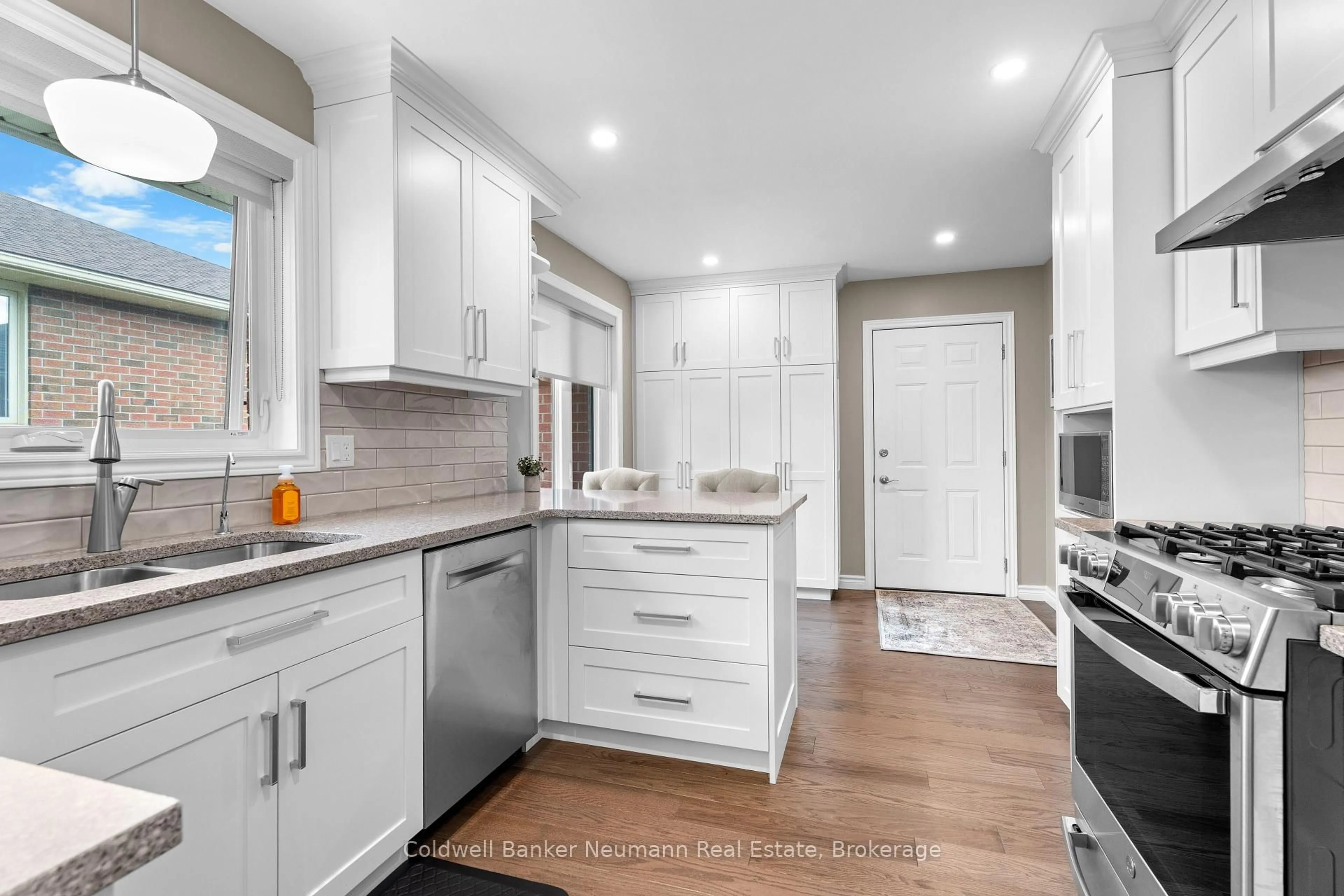 Open concept kitchen, ceramic/tile floor for 28 Keating Dr, Centre Wellington Ontario N0B 1S0