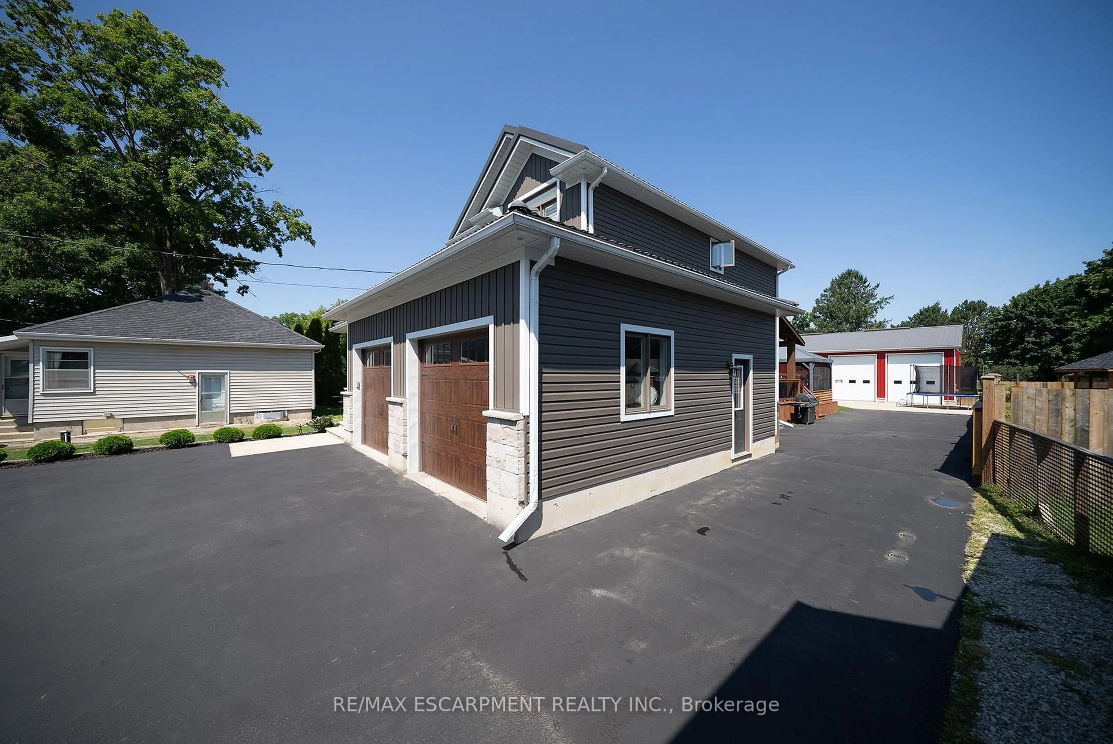 Indoor garage for 166 King St, Brant Ontario N0E 1A0