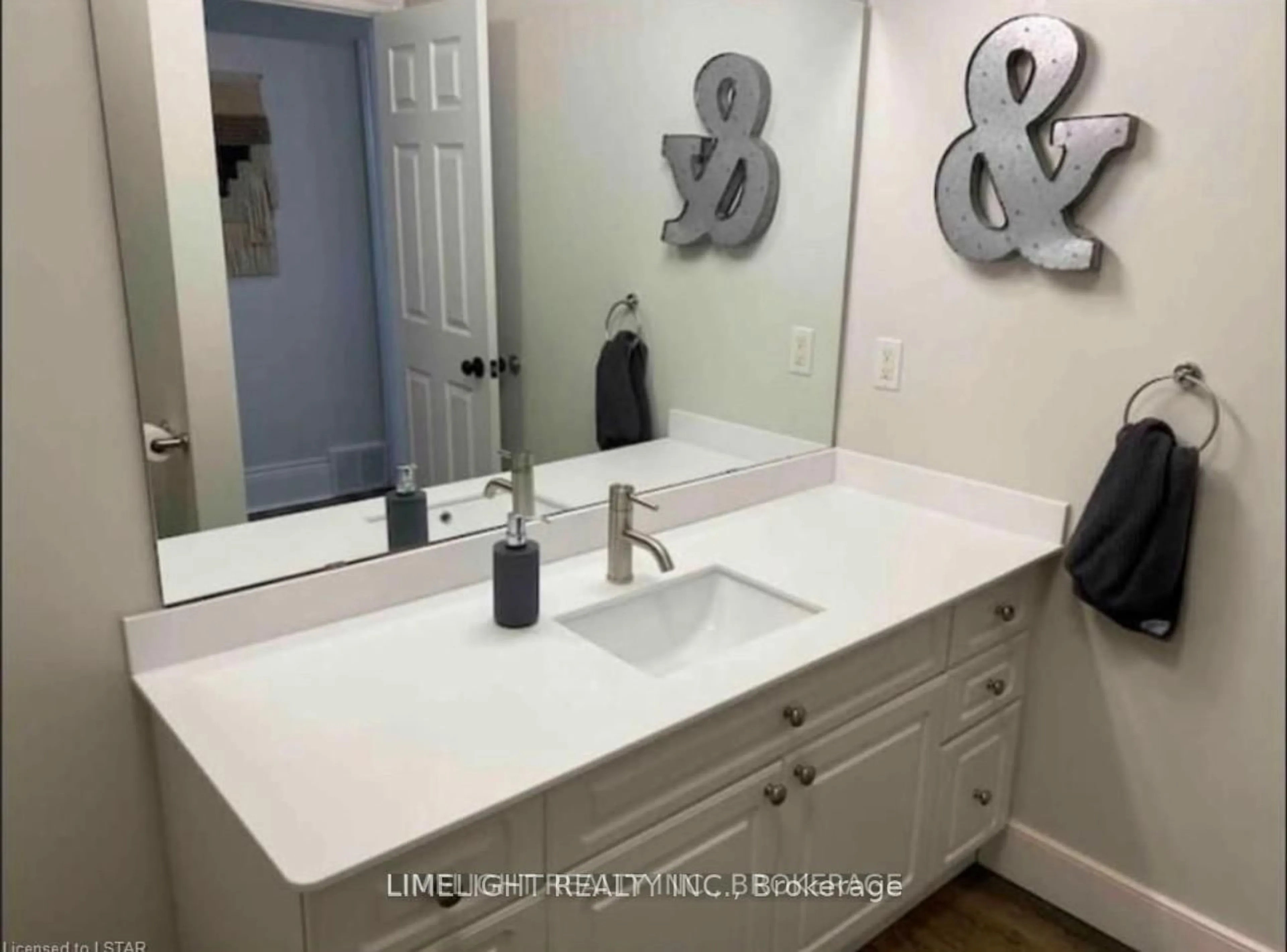 Contemporary bathroom, ceramic/tile floor for 615 Talbot St, London East Ontario N6A 2T4