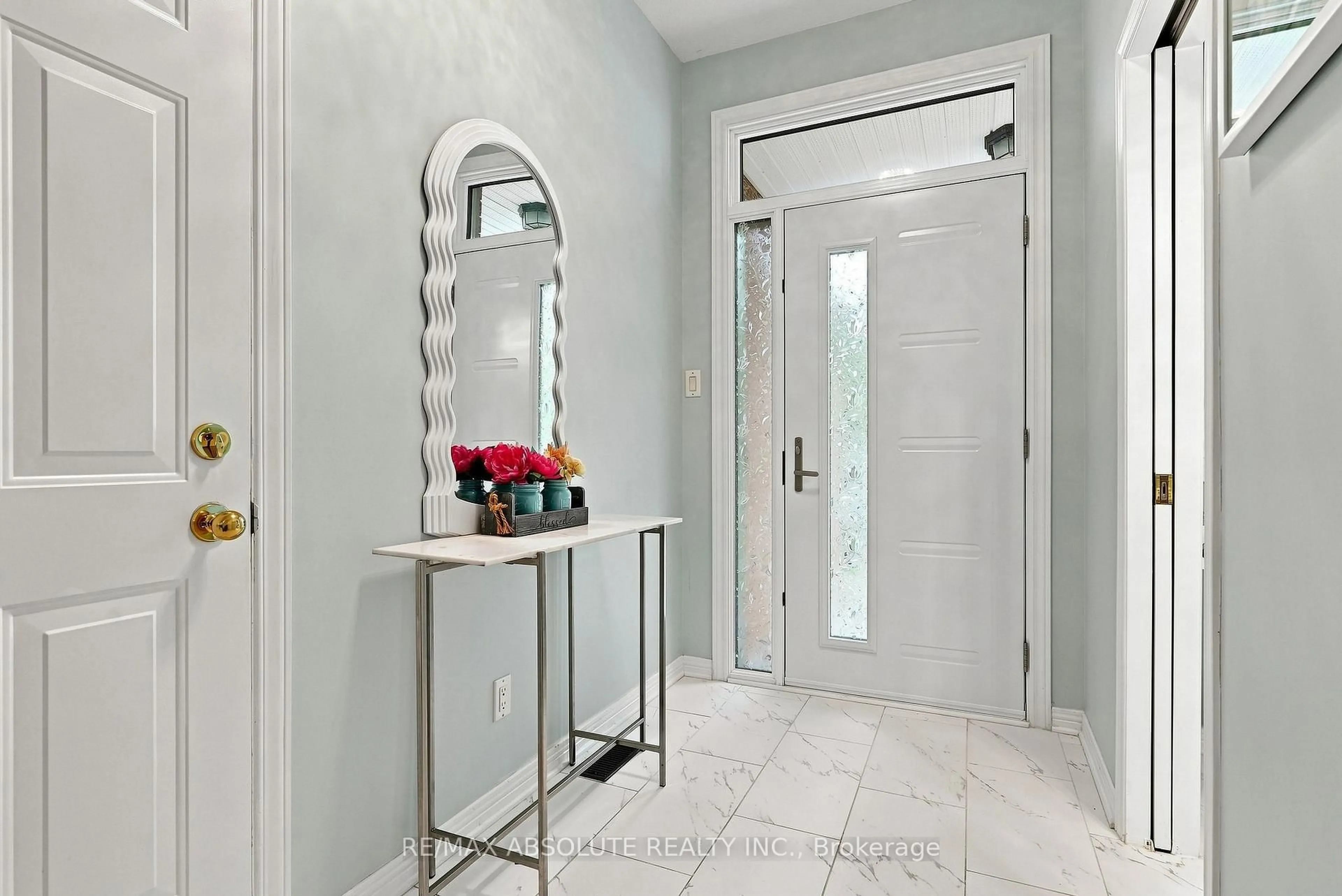 Indoor entryway for 26 Milner Downs Cres, Ottawa Ontario K2M 2S3