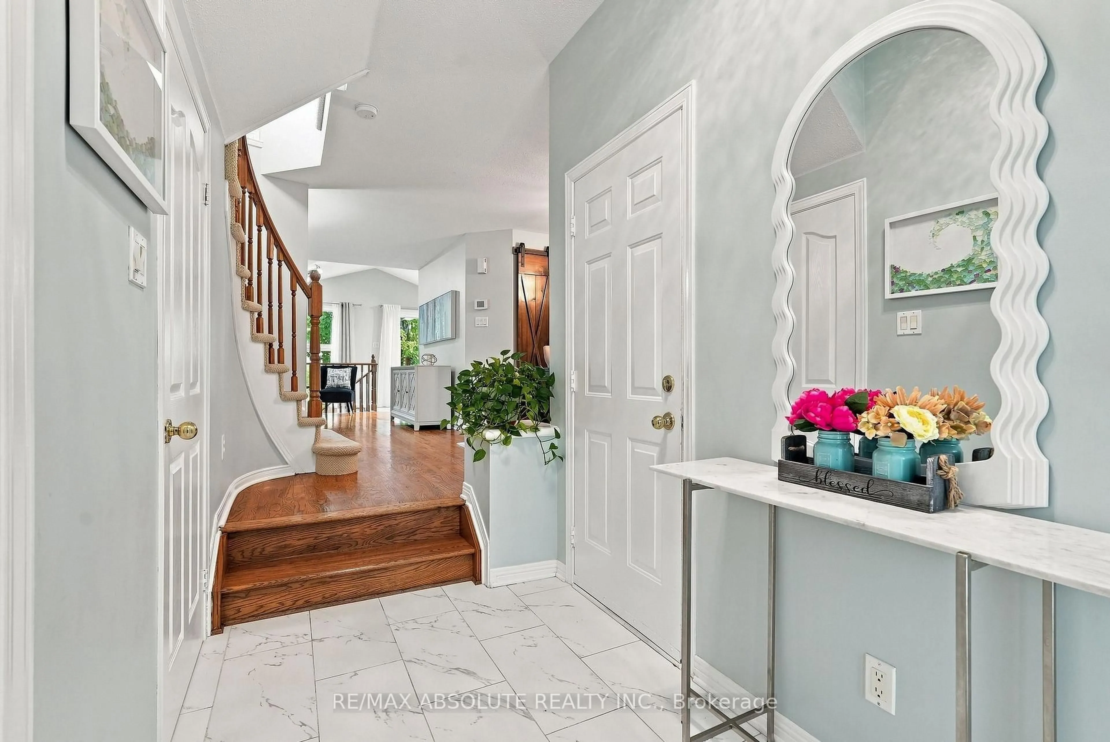 Indoor entryway for 26 Milner Downs Cres, Ottawa Ontario K2M 2S3