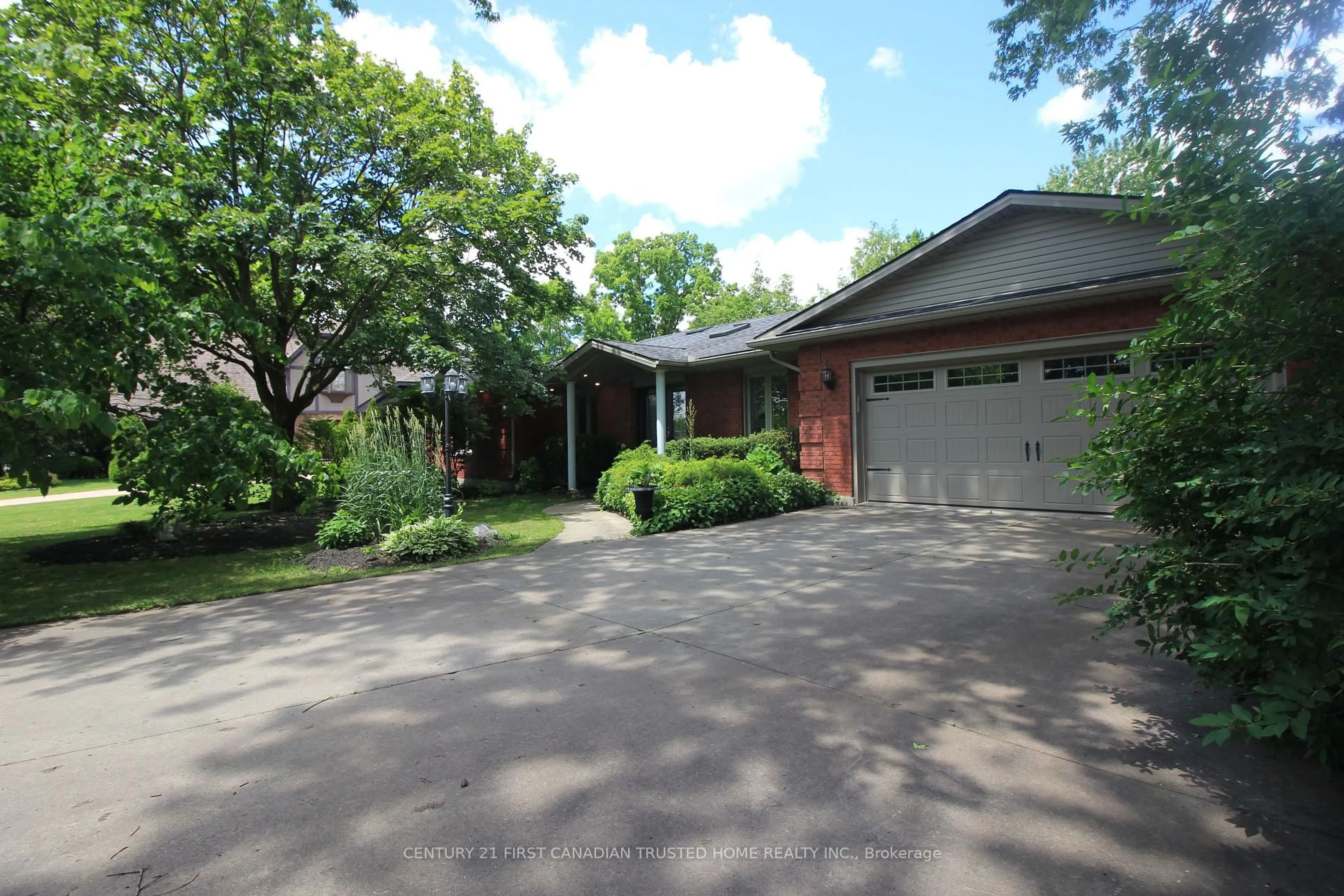 A pic from outside/outdoor area/front of a property/back of a property/a pic from drone, street for 27 Croydon Dr, Middlesex Centre Ontario N0M 1C0