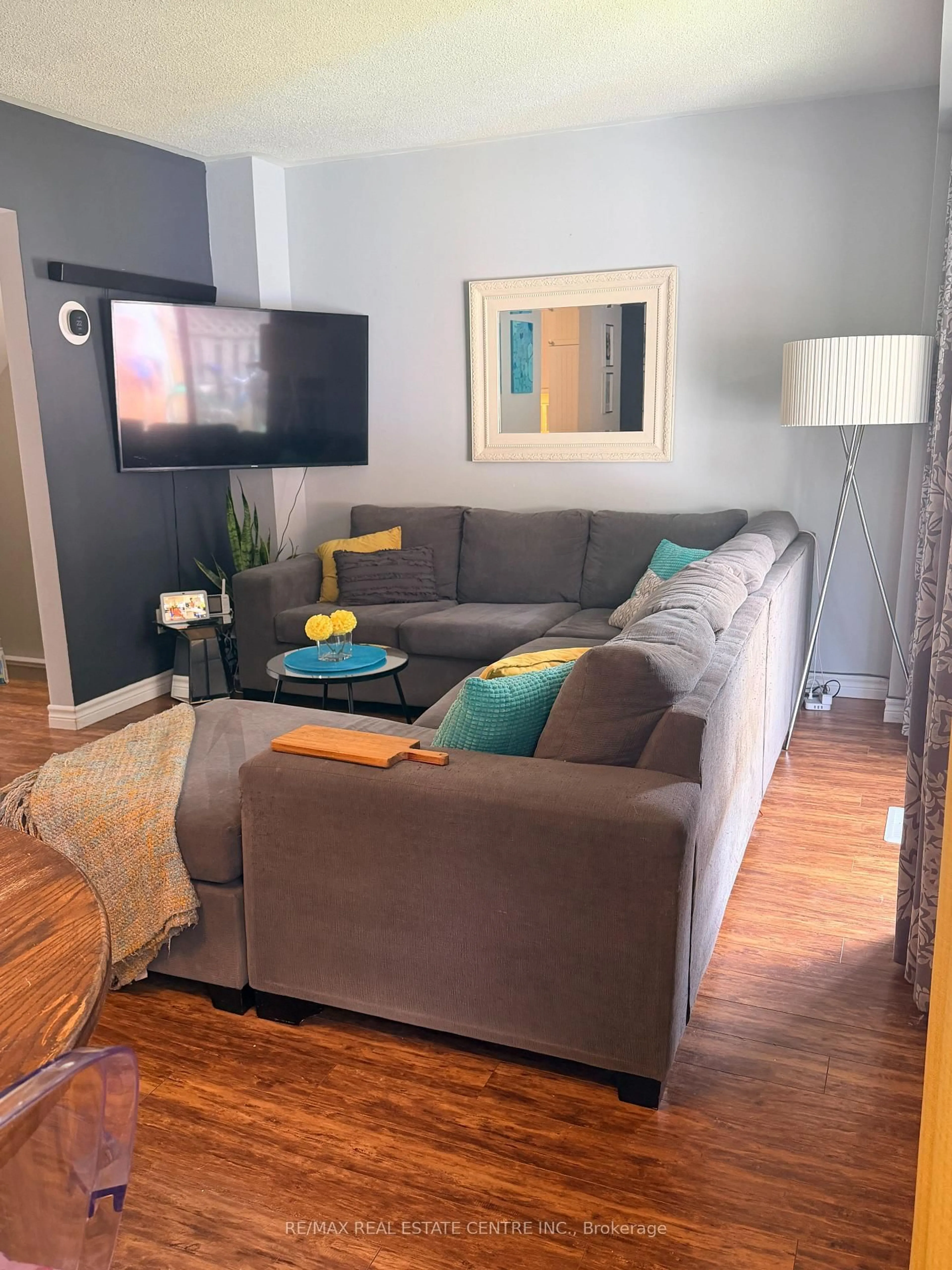 Living room with furniture, wood/laminate floor for 325 William St #1, Shelburne Ontario L9V 2X6