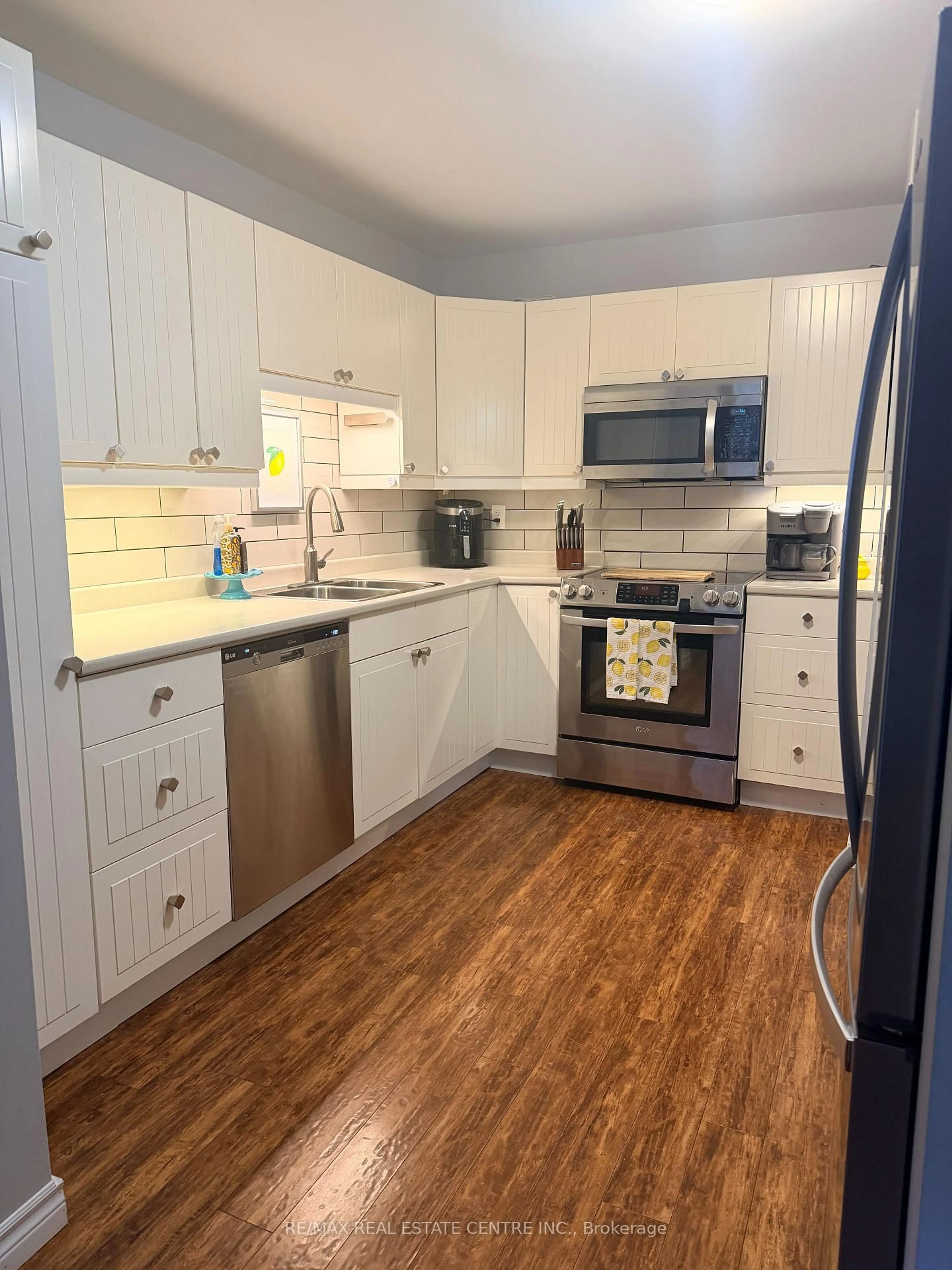 Standard kitchen, unknown for 325 William St #1, Shelburne Ontario L9V 2X6