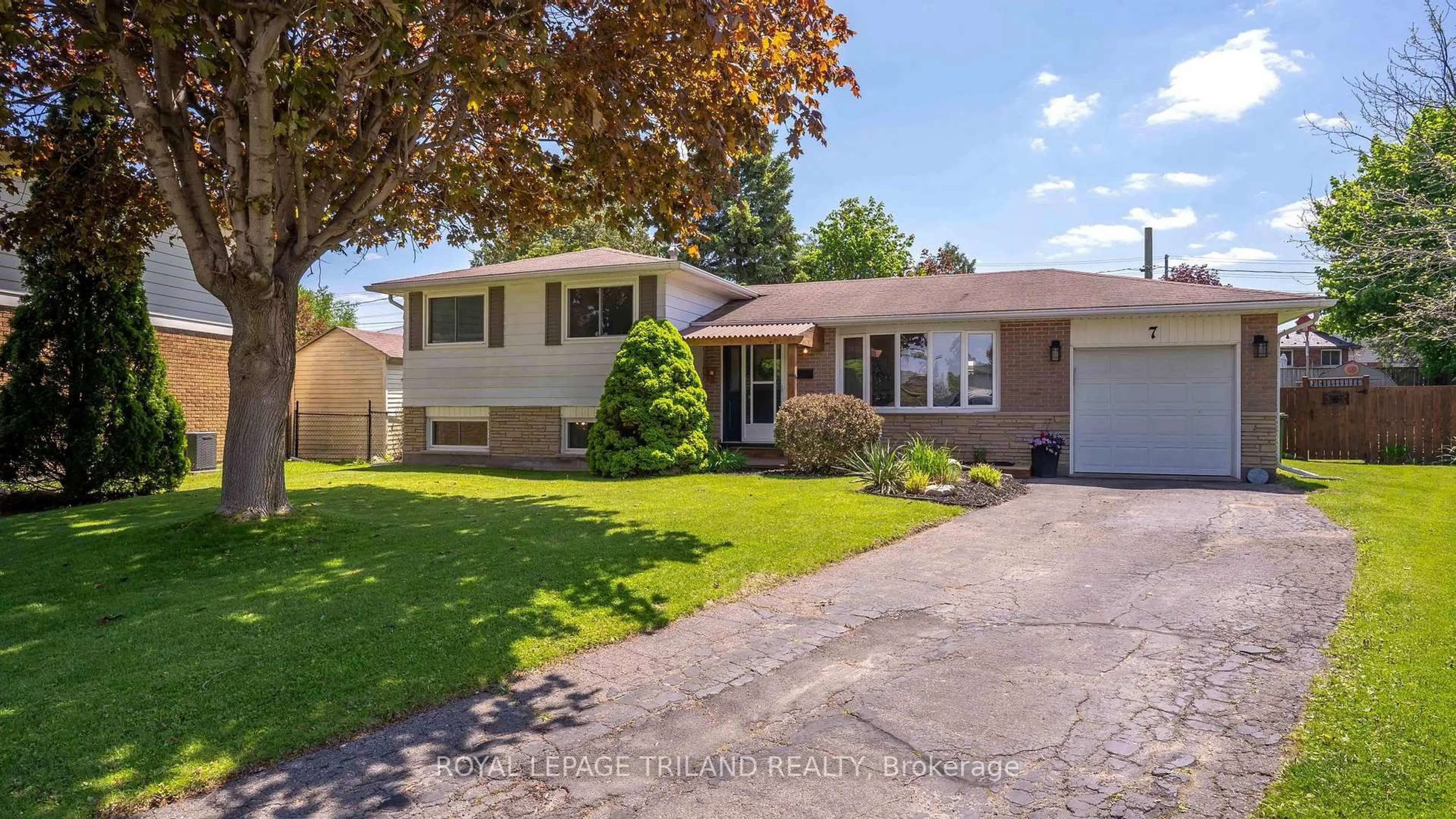 Home with vinyl exterior material, street for 7 STIRLING Cres, St. Thomas Ontario N5P 3R4
