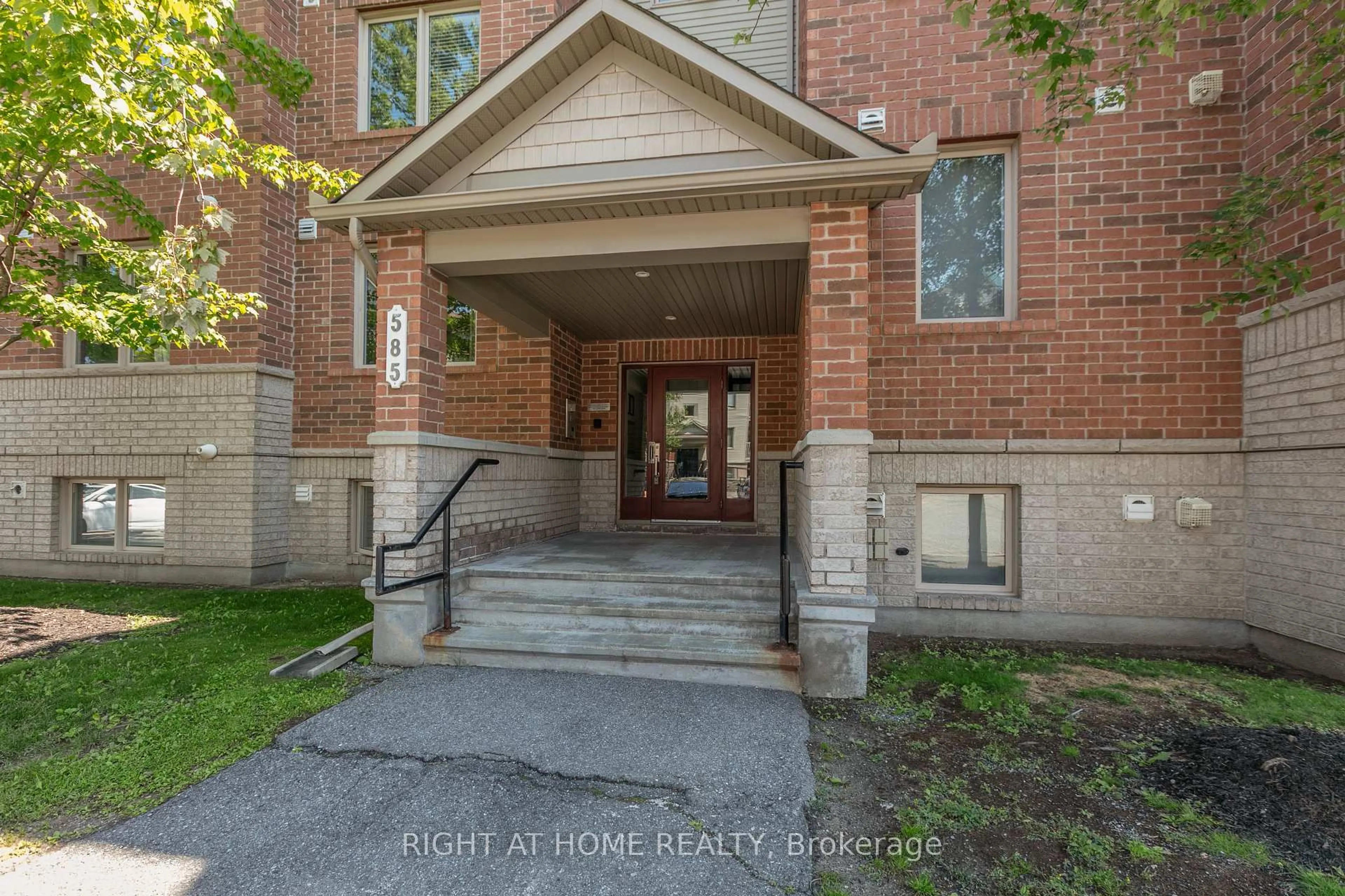 Indoor foyer for 585 Stonefield Private #8, Ottawa Ontario K2G 4R4