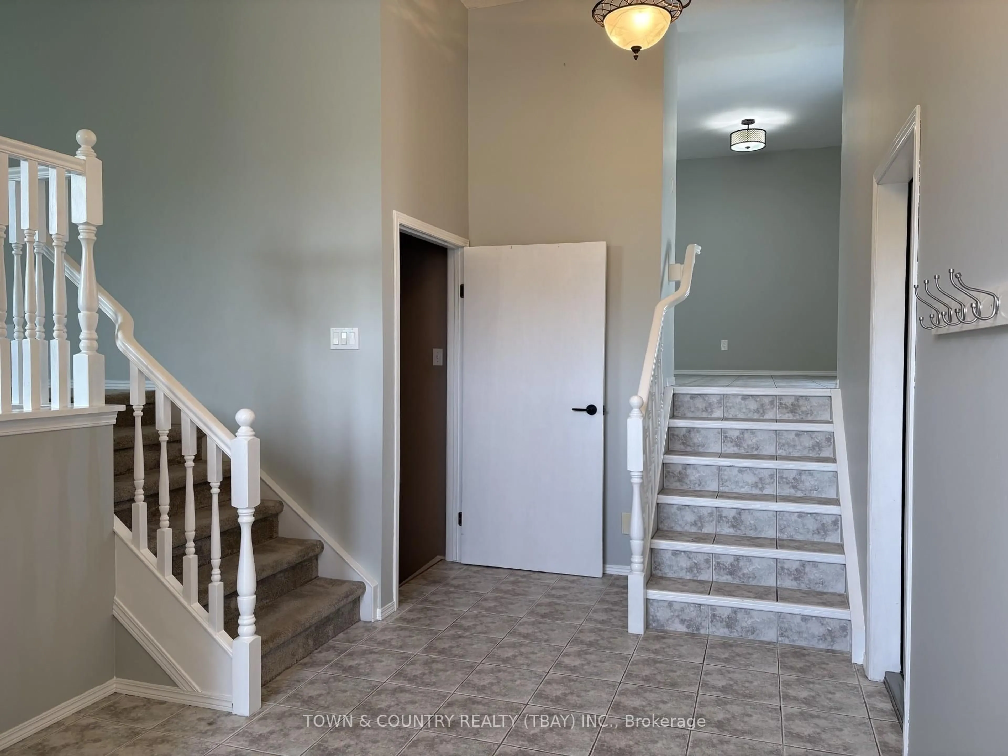 Indoor entryway for 2156 Falconcrest Drive, Thunder Bay Ontario P7J 1H5