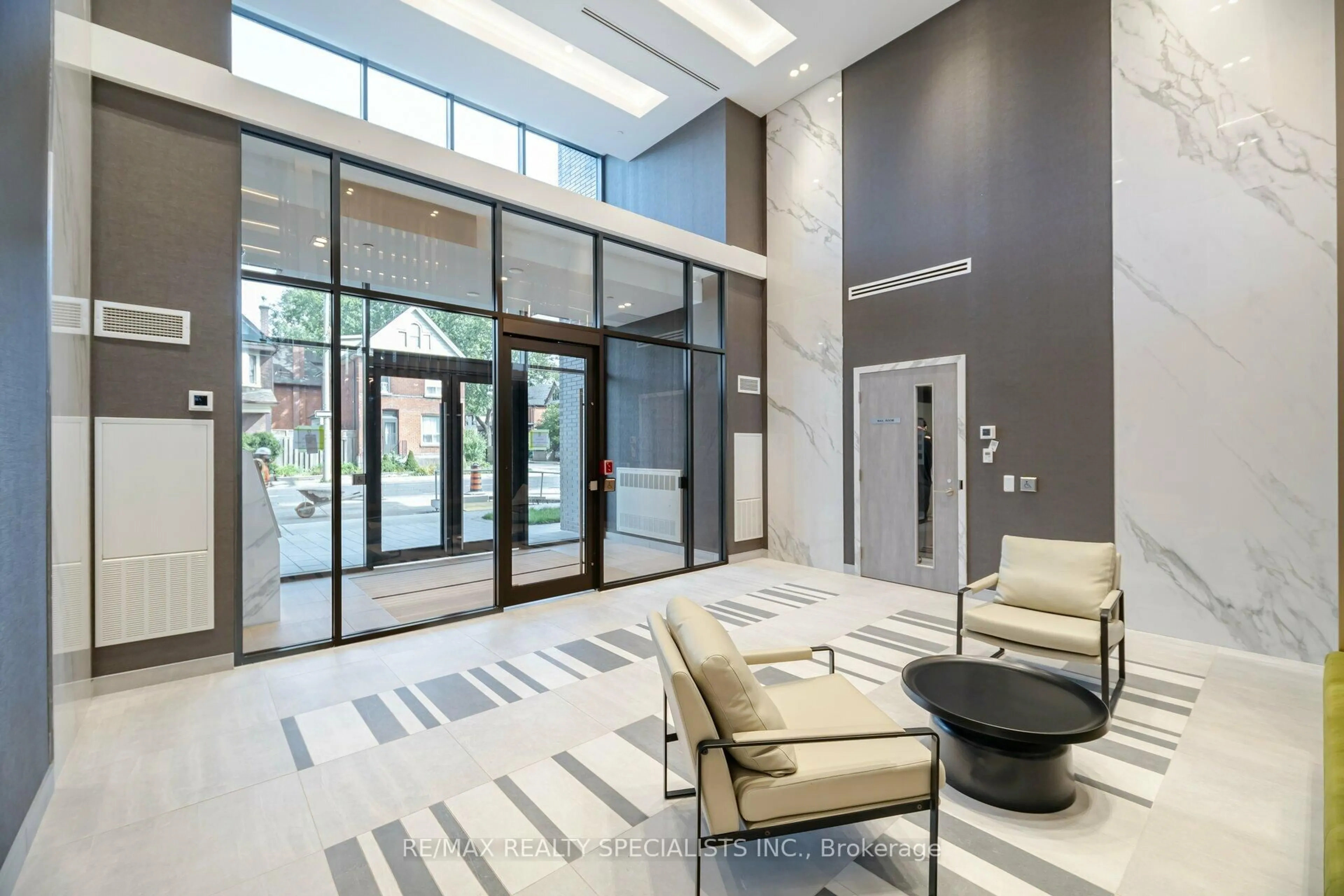 Indoor foyer for 415 Main St #703, Hamilton Ontario L8P 1K5