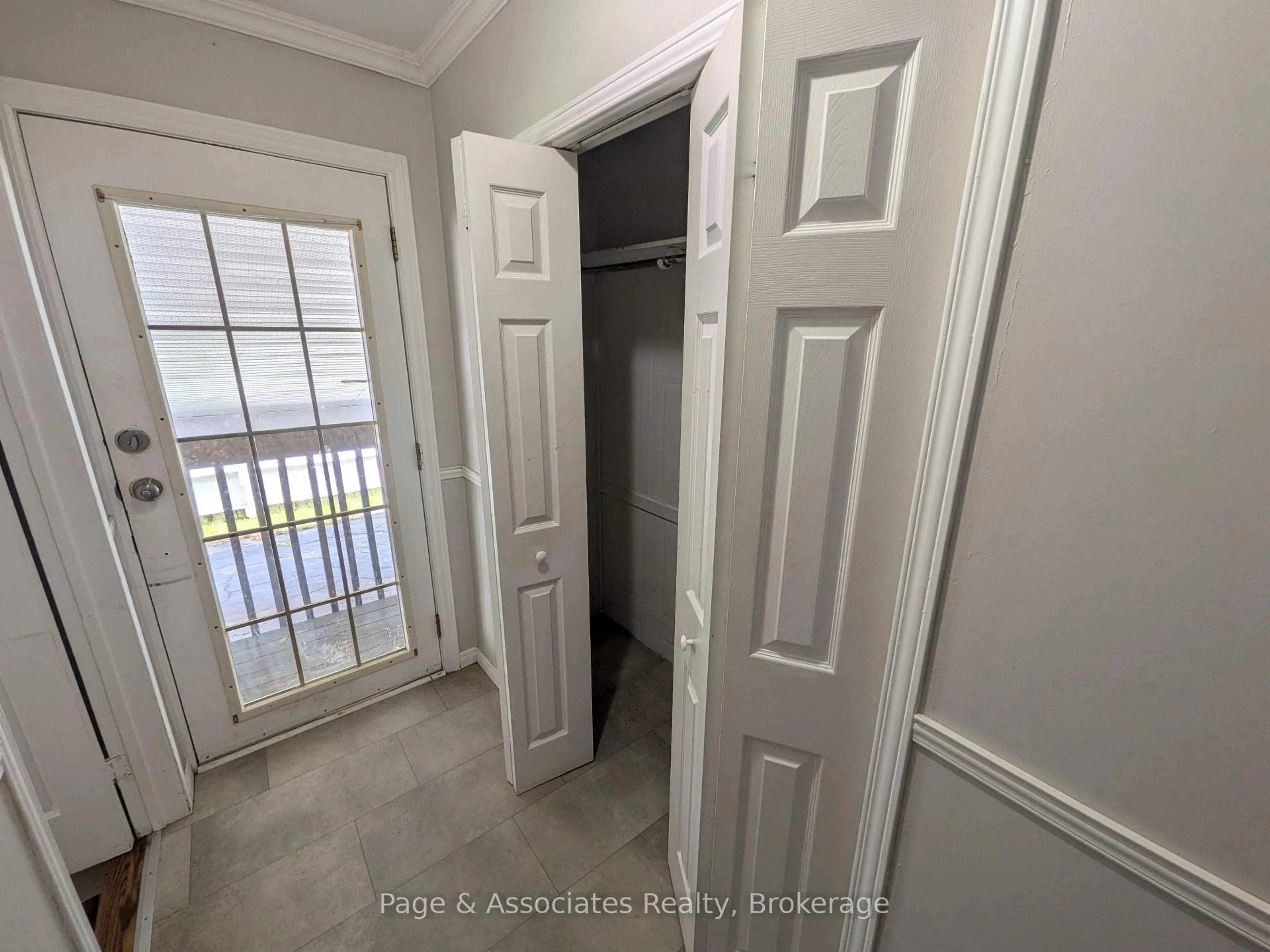 Indoor entryway for 198 Montreal St, West Nipissing Ontario P2B 3H5