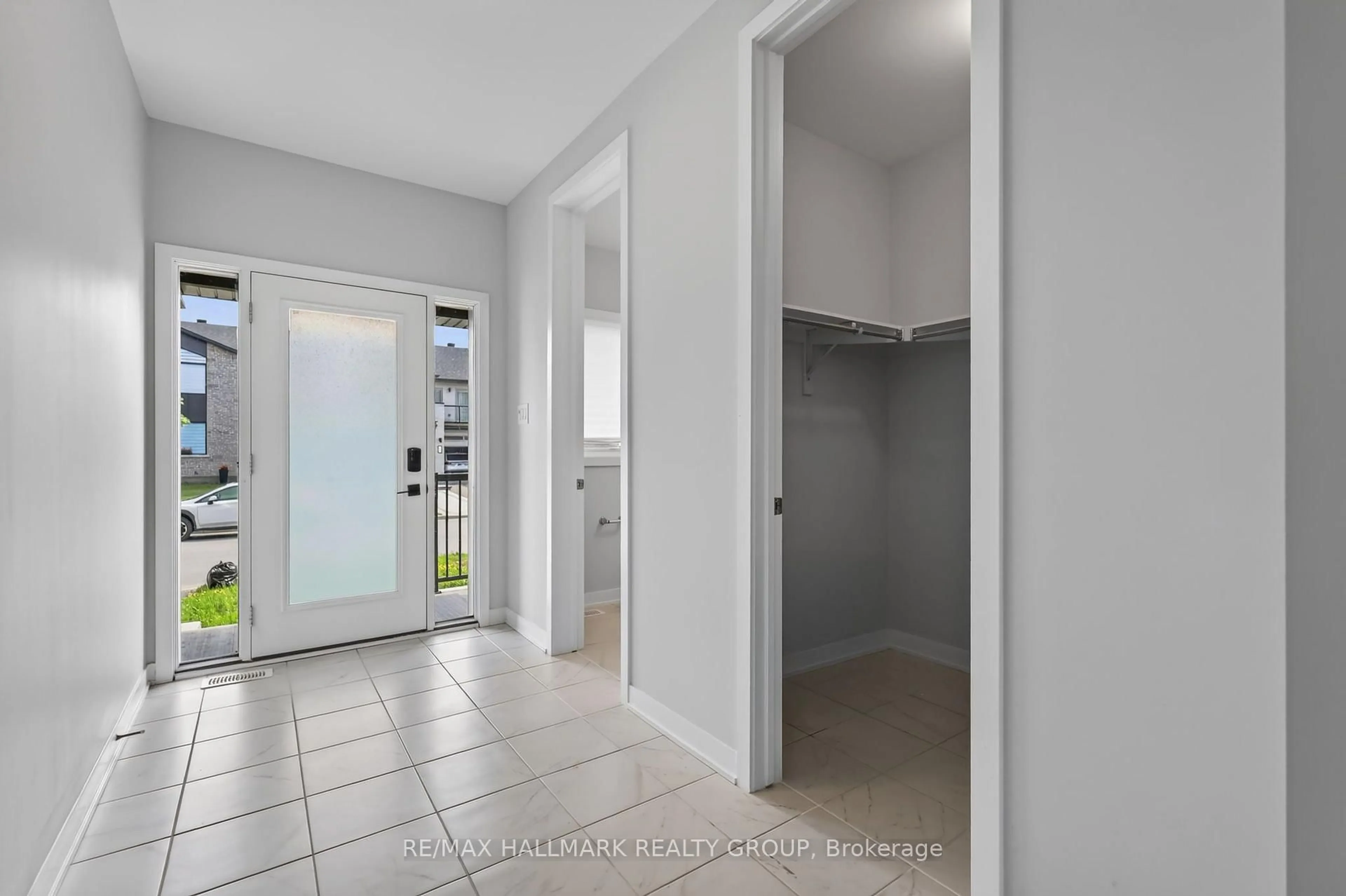 Indoor entryway for 717 Fenwick Way, Ottawa Ontario K2J 7E2