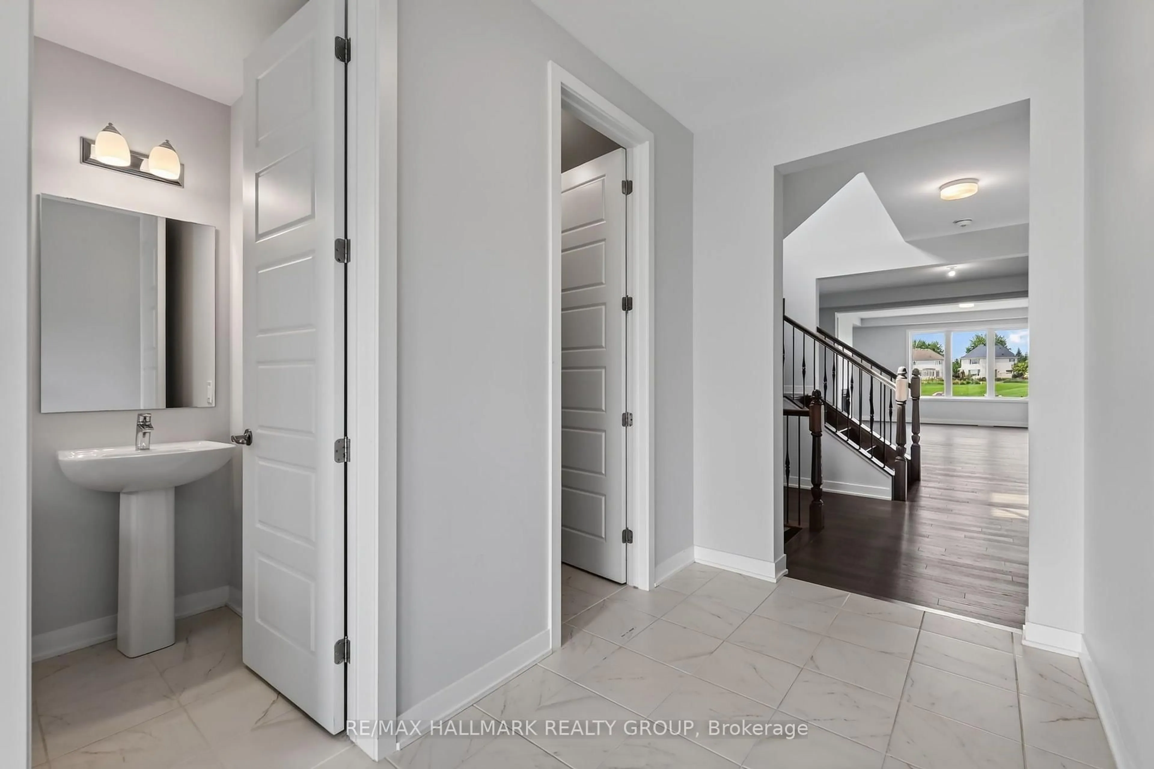 Indoor entryway for 717 Fenwick Way, Ottawa Ontario K2J 7E2