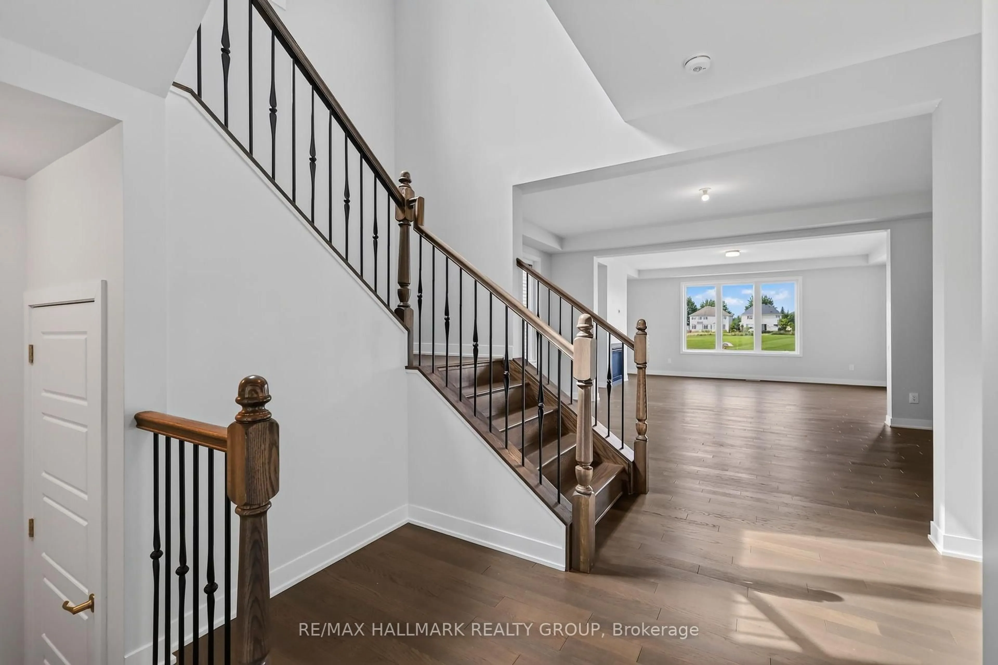 Indoor entryway for 717 Fenwick Way, Ottawa Ontario K2J 7E2