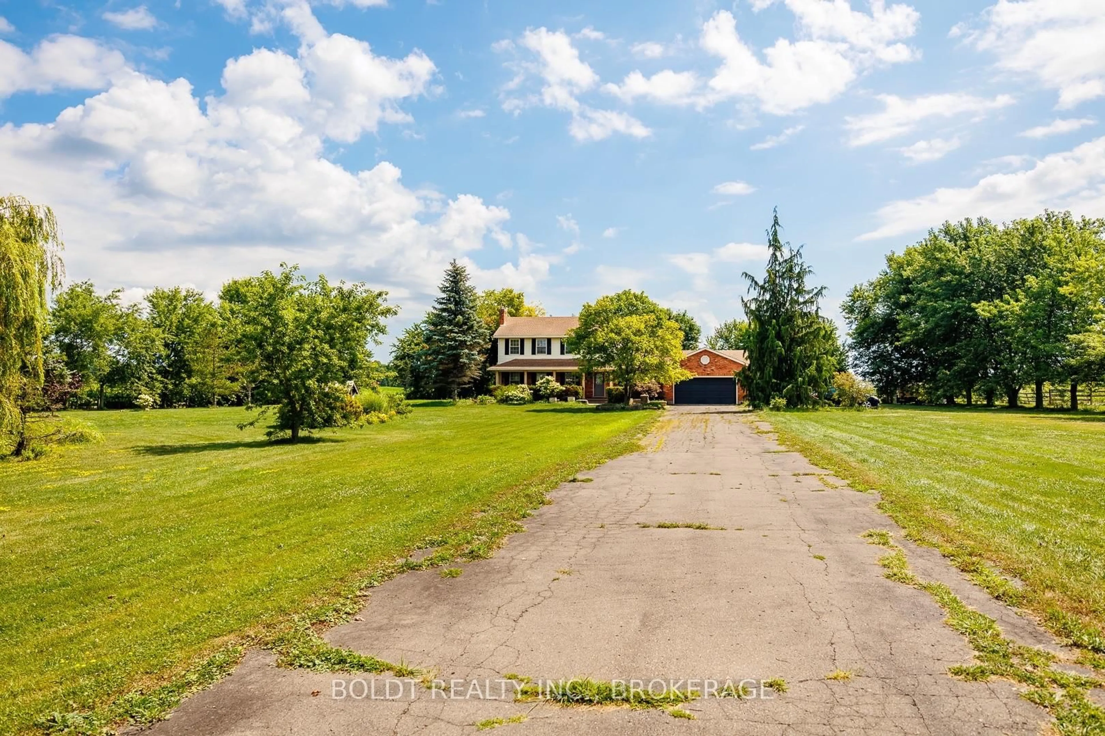 A pic from outside/outdoor area/front of a property/back of a property/a pic from drone, unknown for 259 FARR St, Pelham Ontario L0S 1C0