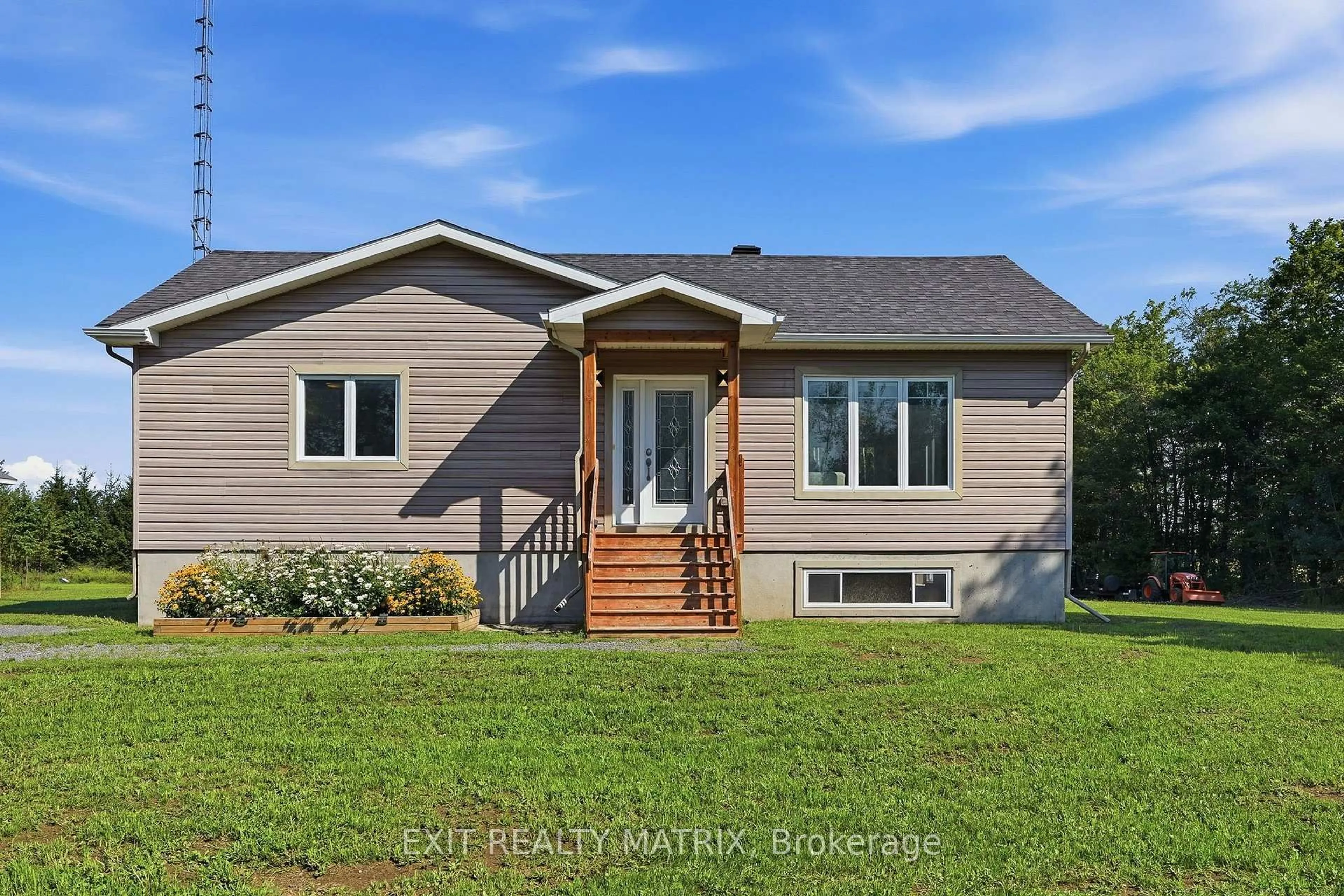 Home with vinyl exterior material, unknown for 2355 Concession 7 Rd, Alfred and Plantagenet Ontario K0B 1P0