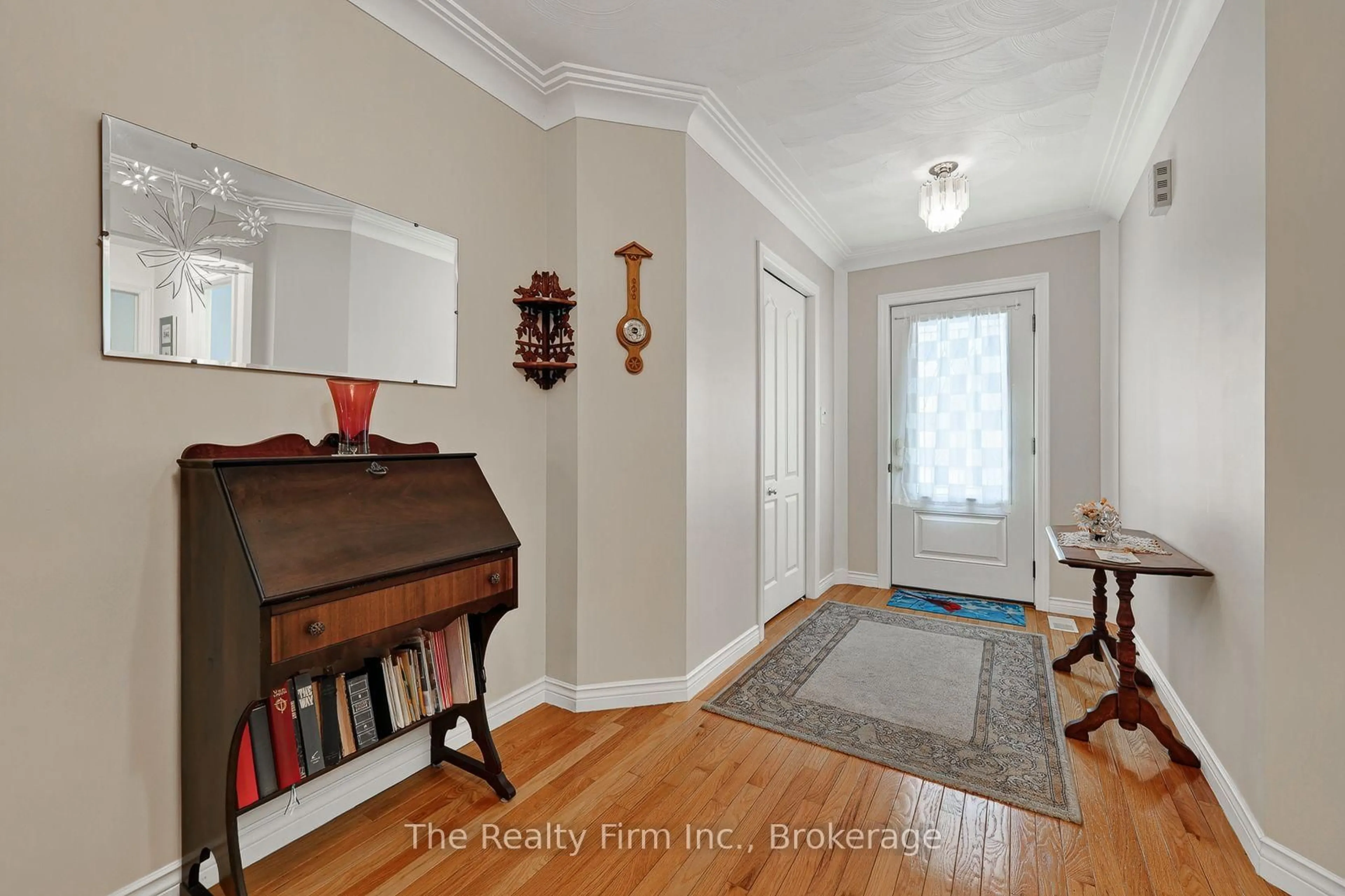 Indoor entryway for 573 Lansdowne Ave, Woodstock Ontario N4T 1R6