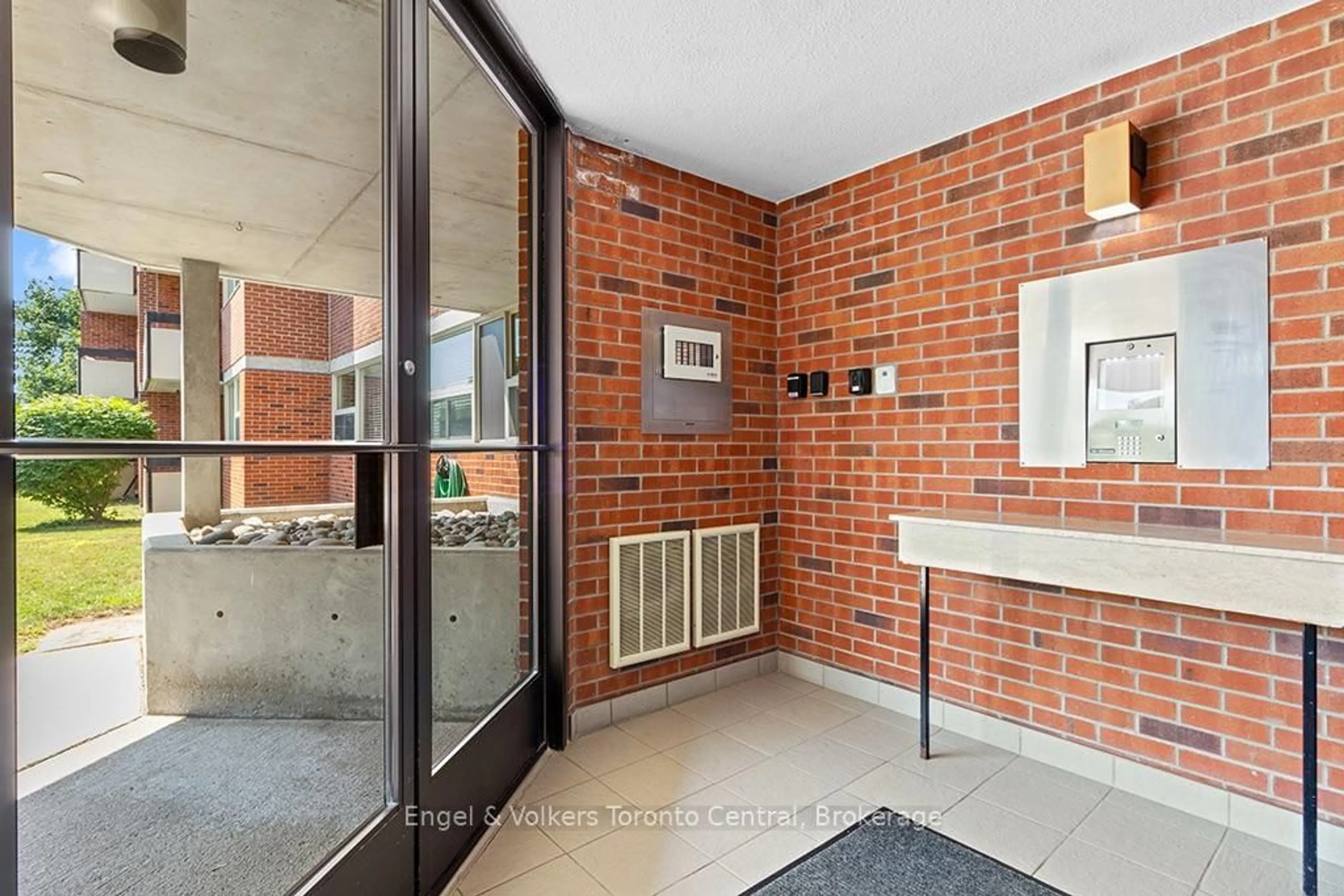 Indoor foyer for 860 9TH St #402, Owen Sound Ontario N4K 1R2
