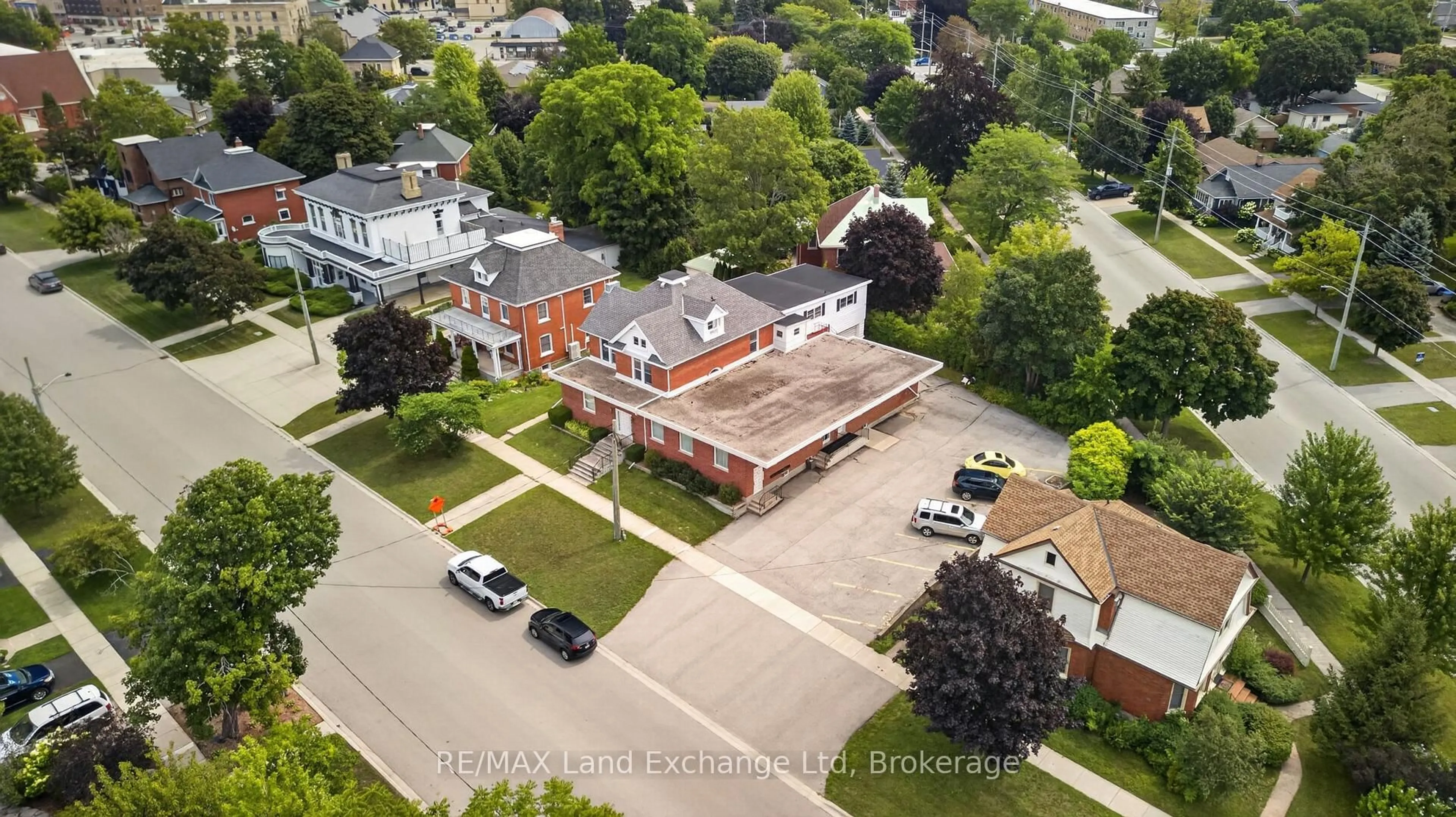 A pic from outside/outdoor area/front of a property/back of a property/a pic from drone, street for 77 Montreal St, Goderich Ontario N7A 2G5