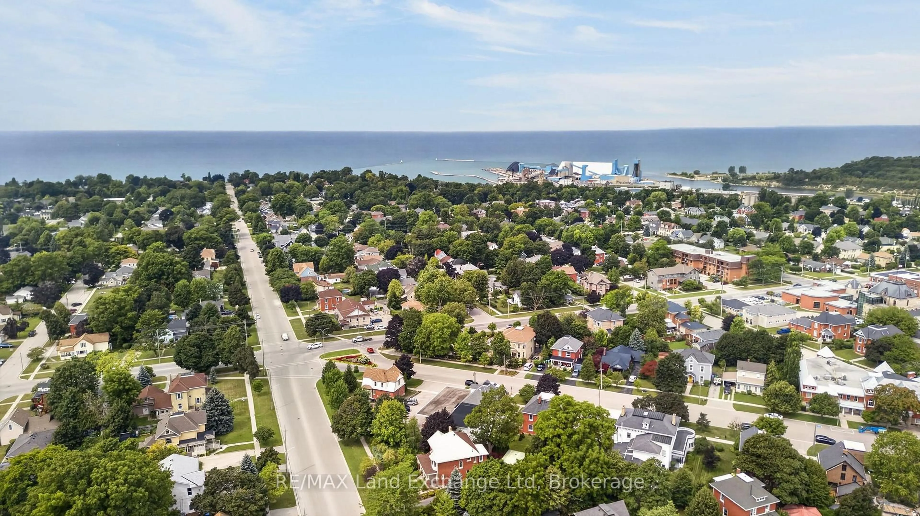 A pic from outside/outdoor area/front of a property/back of a property/a pic from drone, unknown for 77 Montreal St, Goderich Ontario N7A 2G5