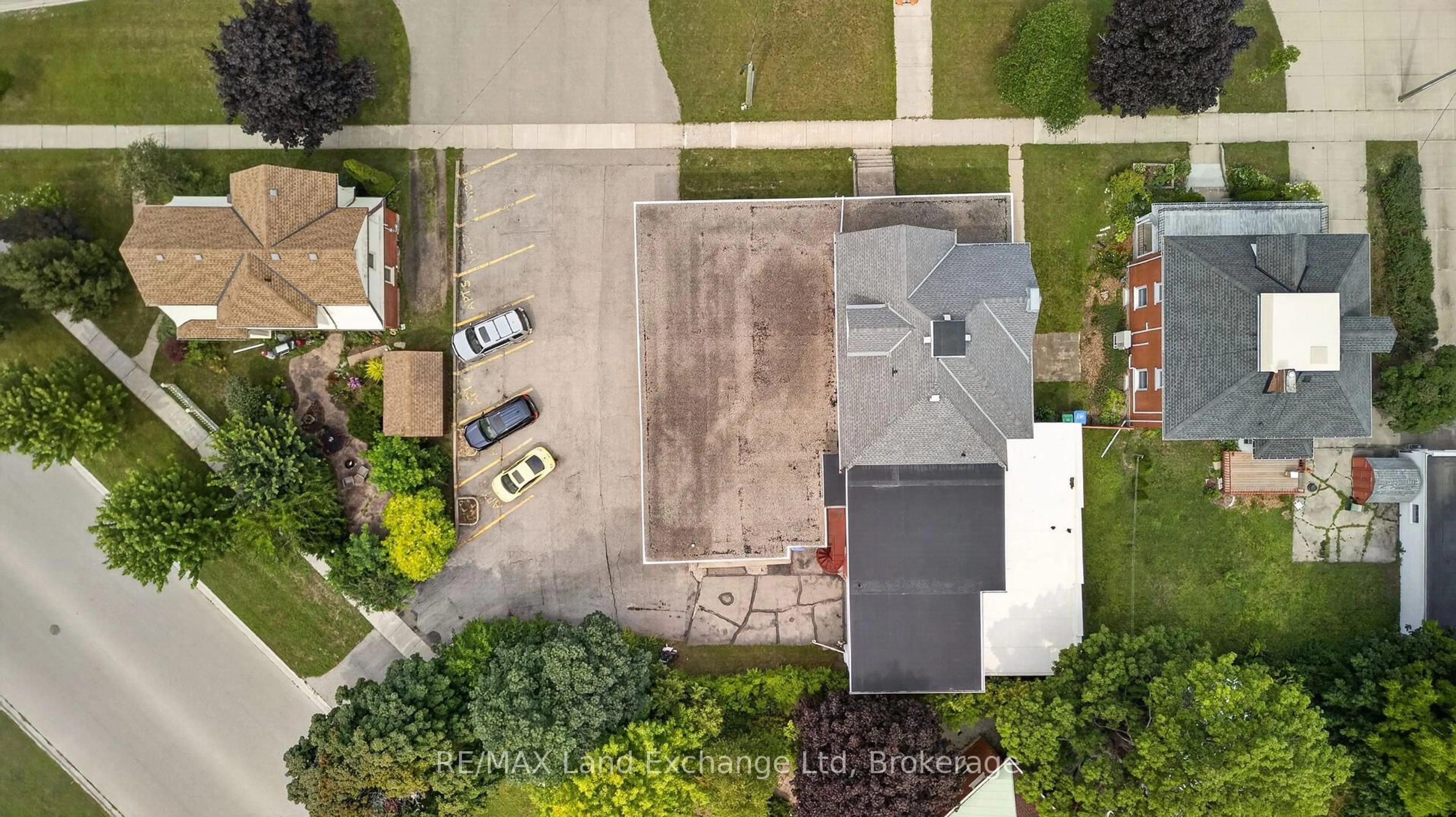 A pic from outside/outdoor area/front of a property/back of a property/a pic from drone, street for 77 Montreal St, Goderich Ontario N7A 2G5