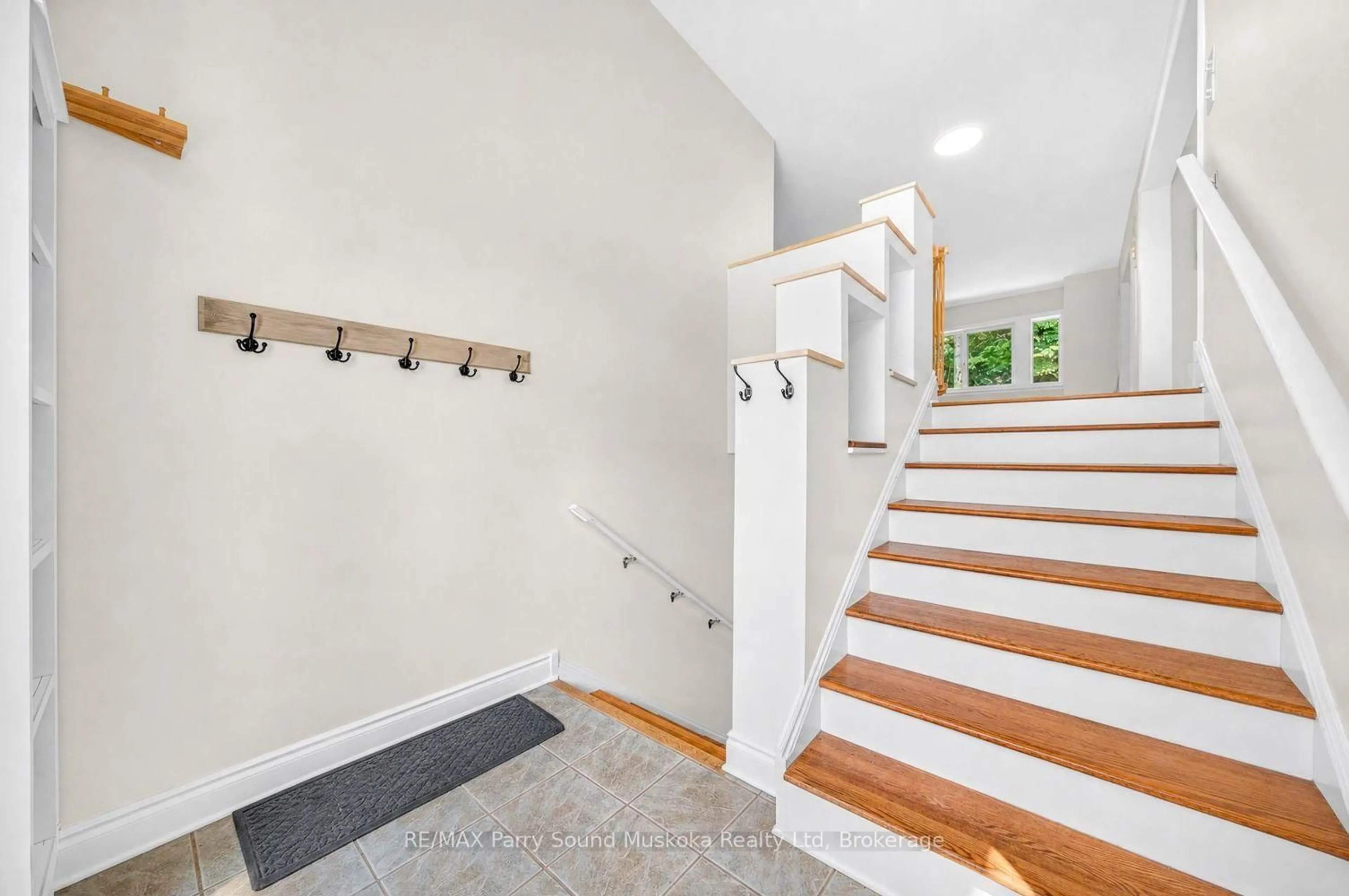 Indoor entryway for 8 Mountain Basin Dr, McDougall Ontario P2A 2W9