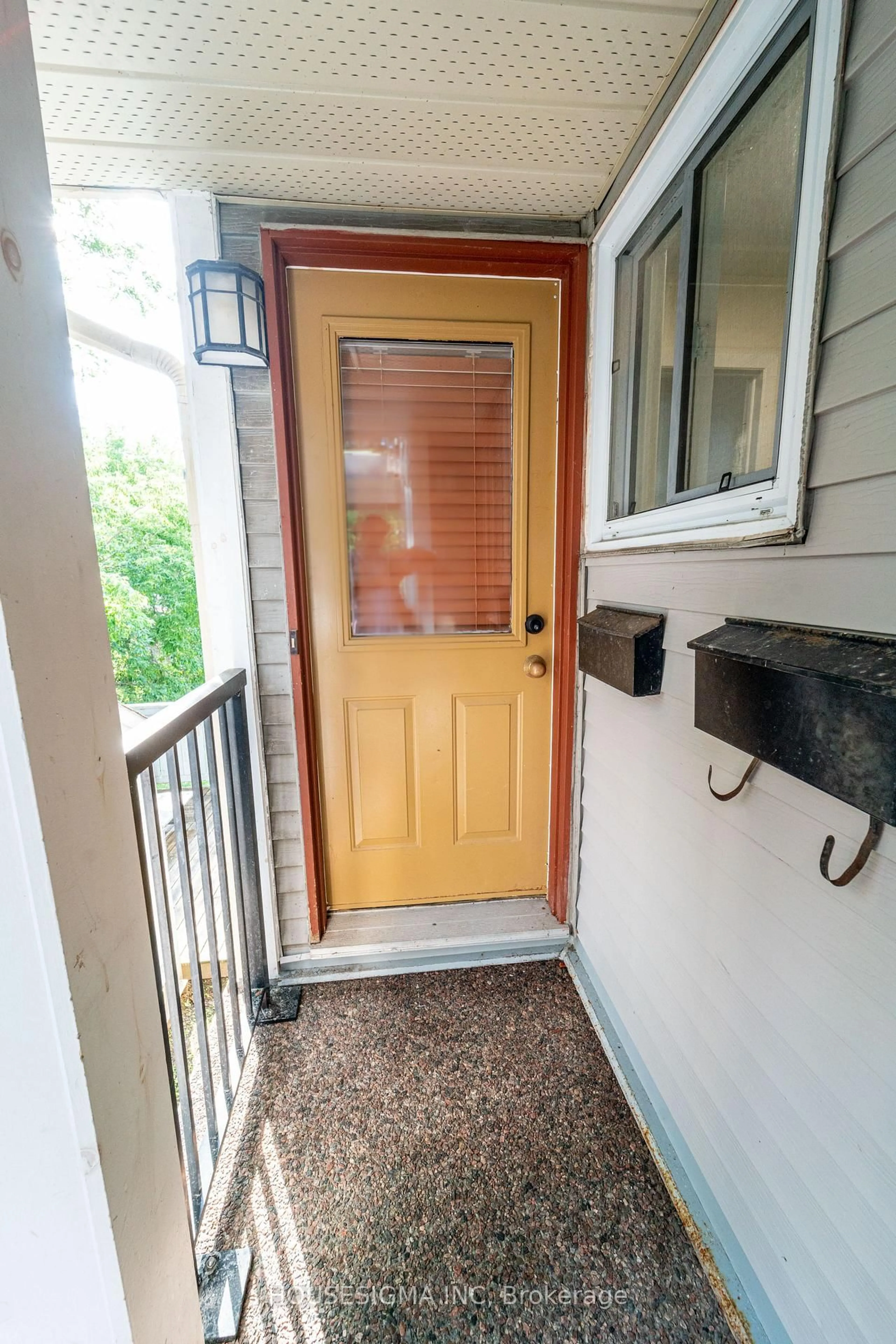 Indoor entryway for 106 Tanguay Crt, Ottawa Ontario K2L 3X8