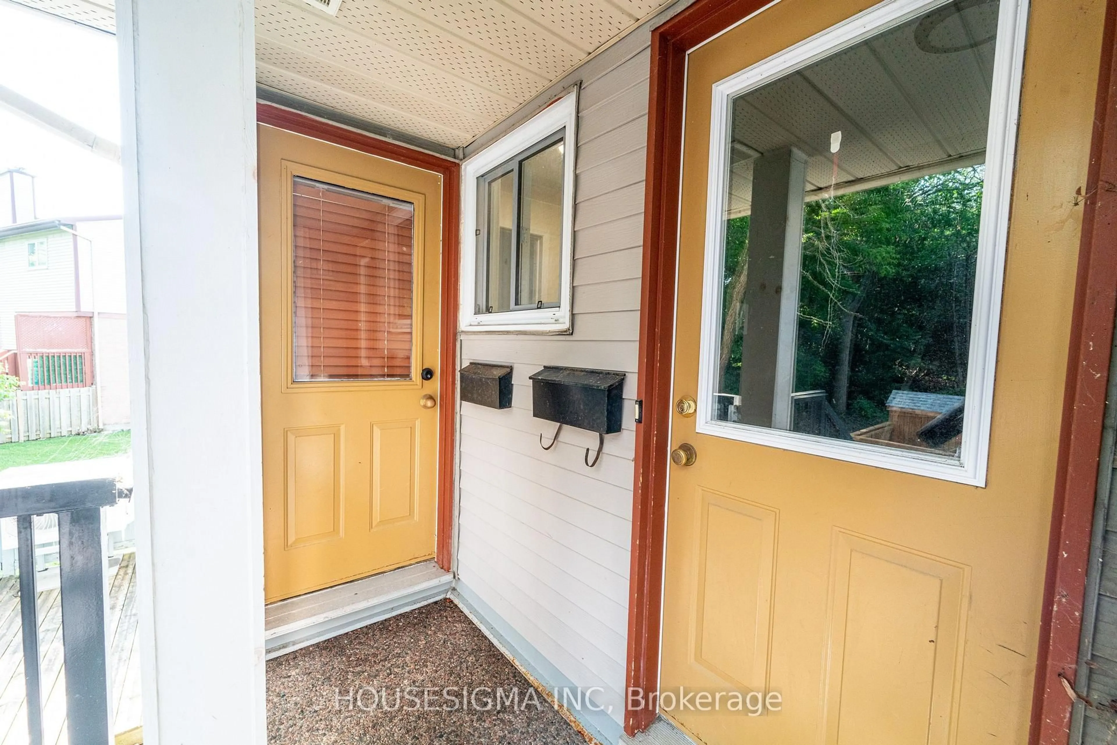 Indoor entryway for 106 Tanguay Crt, Ottawa Ontario K2L 3X8
