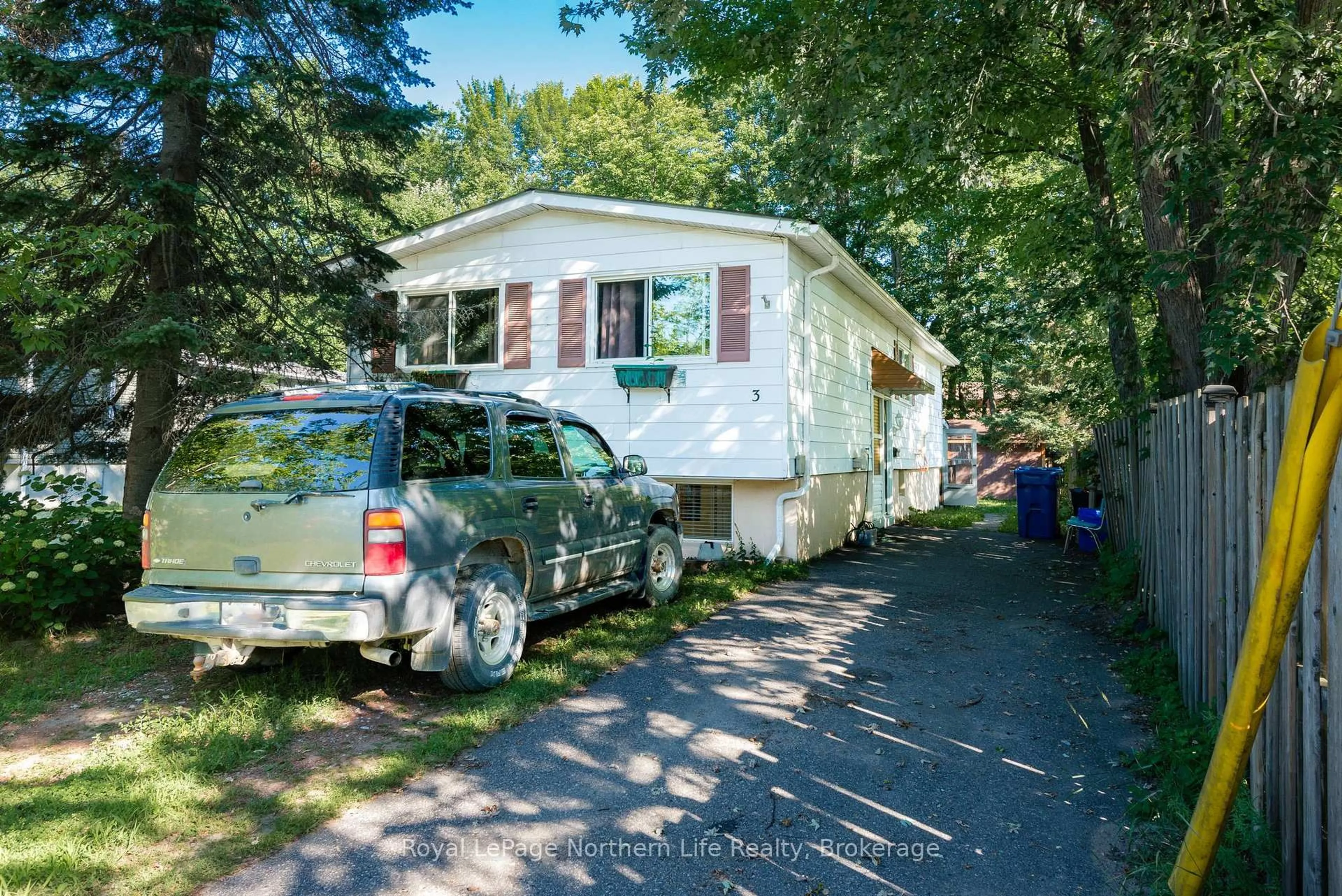 Home with vinyl exterior material, street for 3 David Crt, North Bay Ontario P1A 3W3