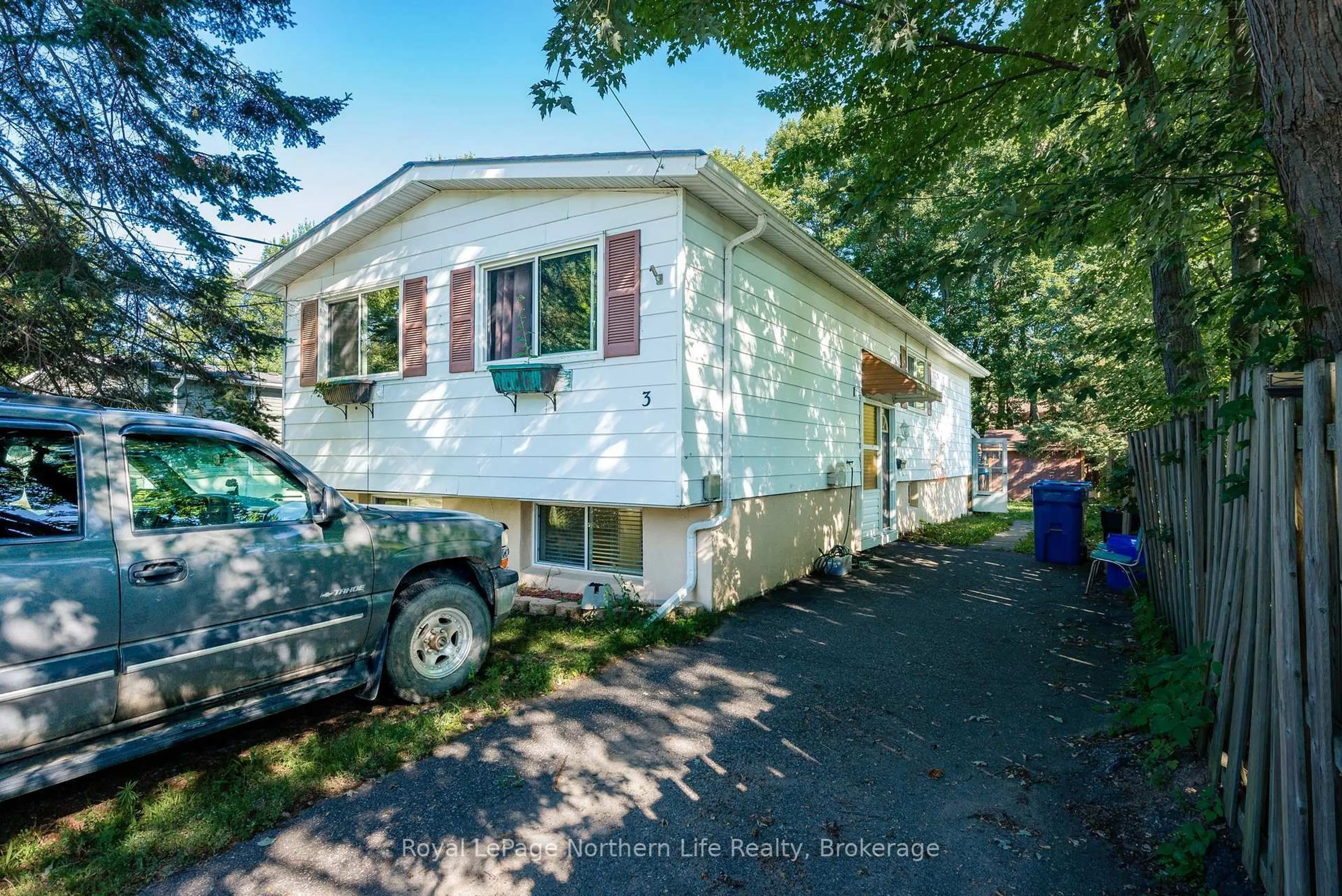 Home with vinyl exterior material, street for 3 David Crt, North Bay Ontario P1A 3W3