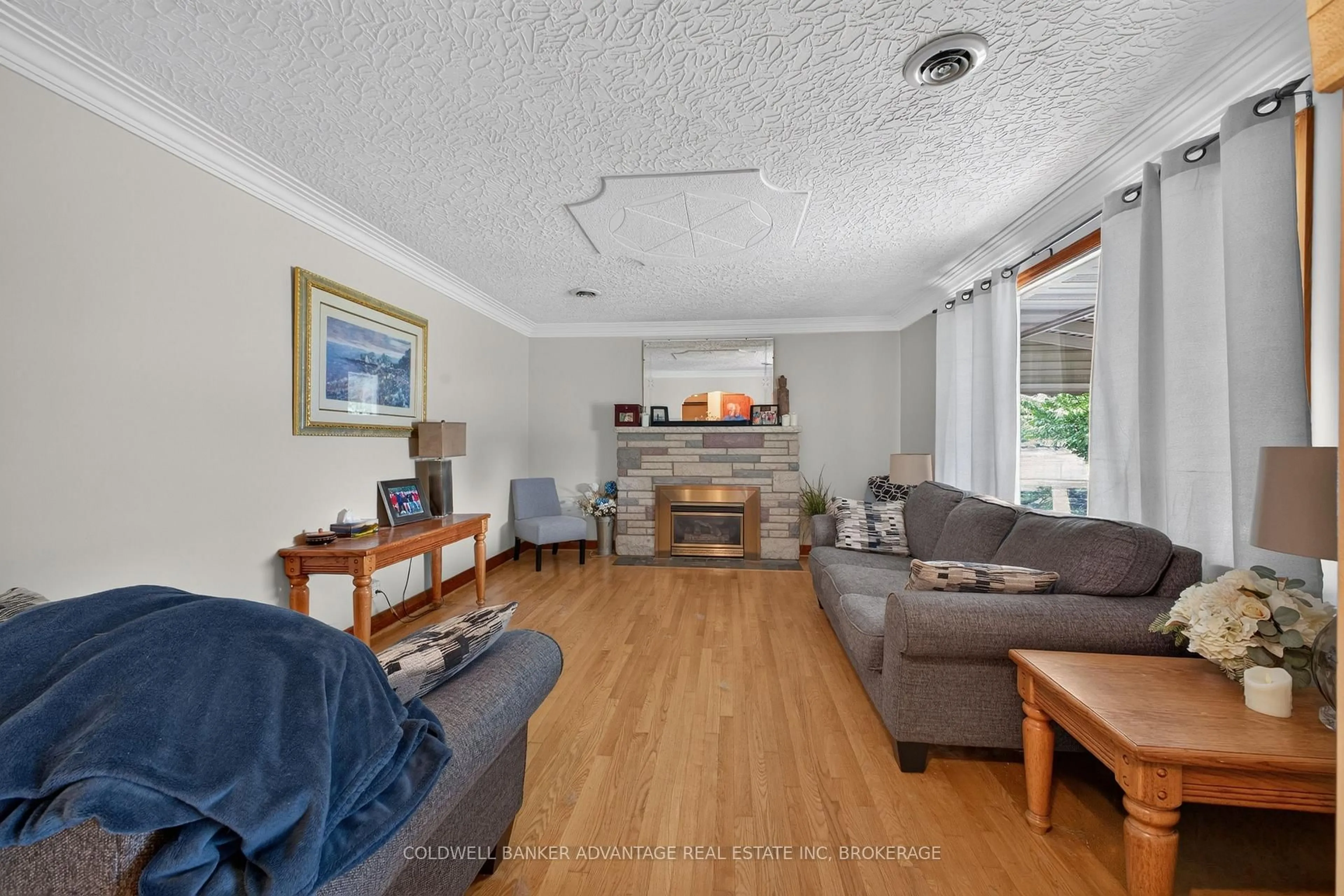Living room with furniture, unknown for 36 Third St, Welland Ontario L3B 4W4
