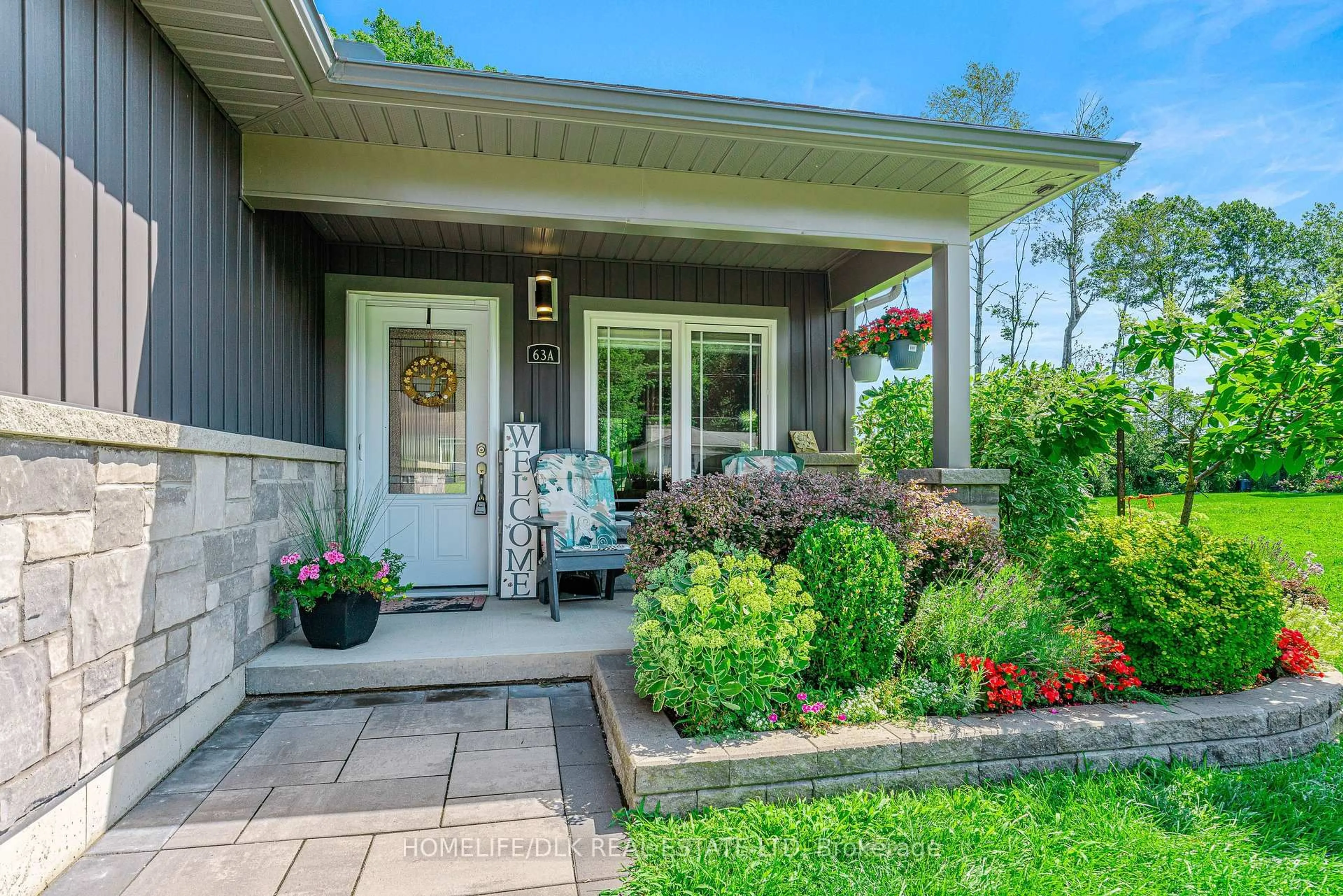 Indoor entryway for 63A Centre St, Brockville Ontario K6V 0C9